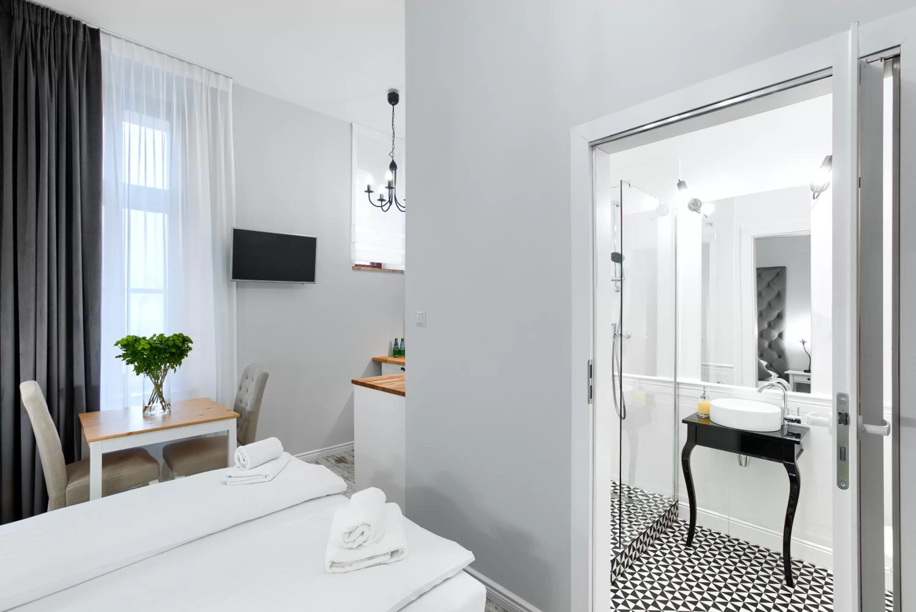 Shower, Bed in Aparthotel 1899