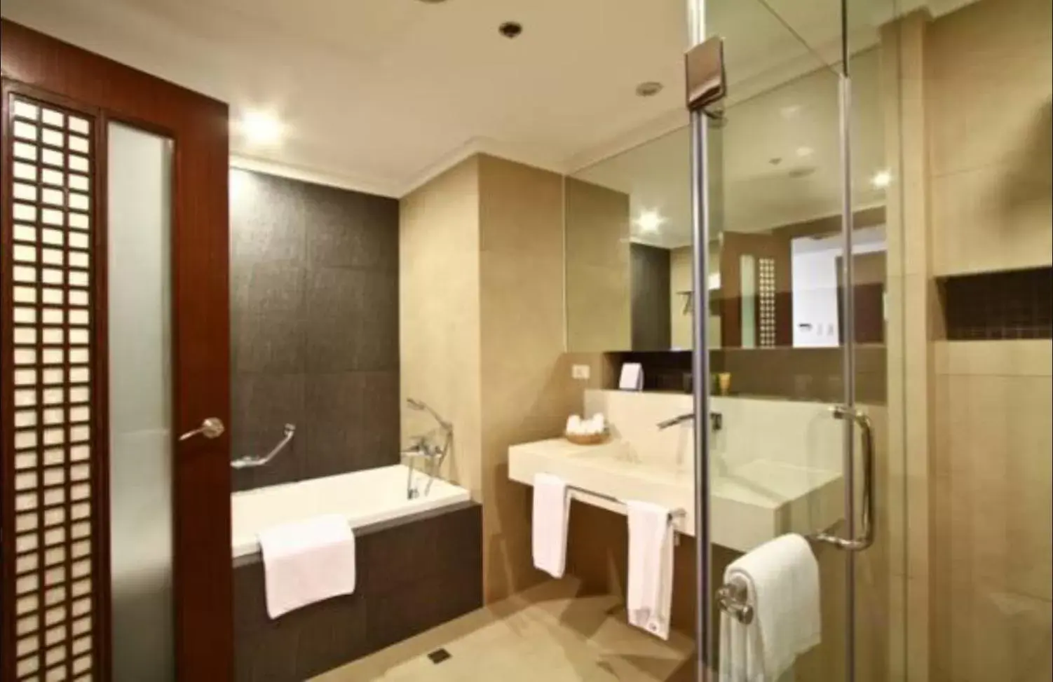 Shower, Bathroom in The Bellevue Resort