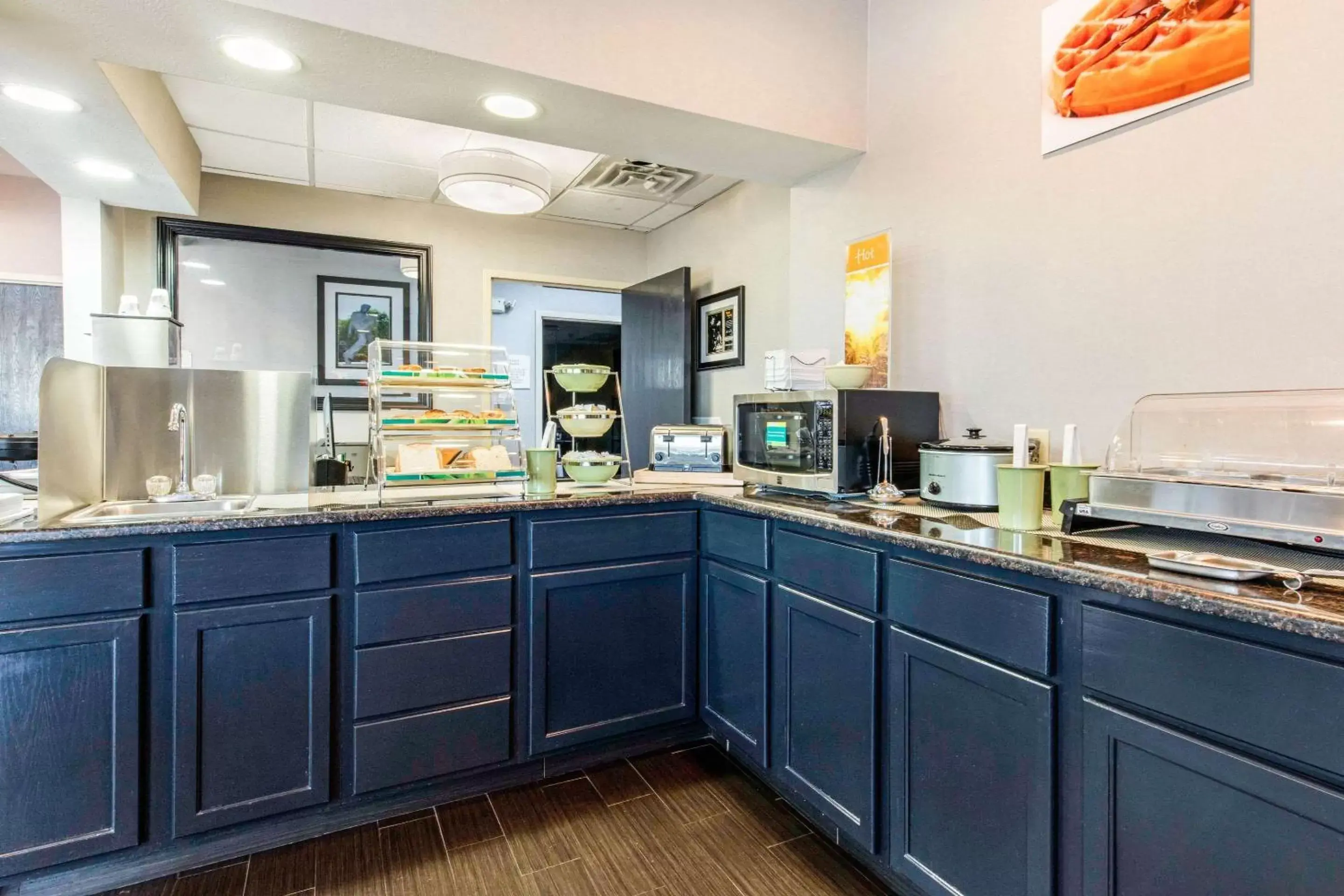 Restaurant/places to eat, Kitchen/Kitchenette in Quality Inn Airport I-240