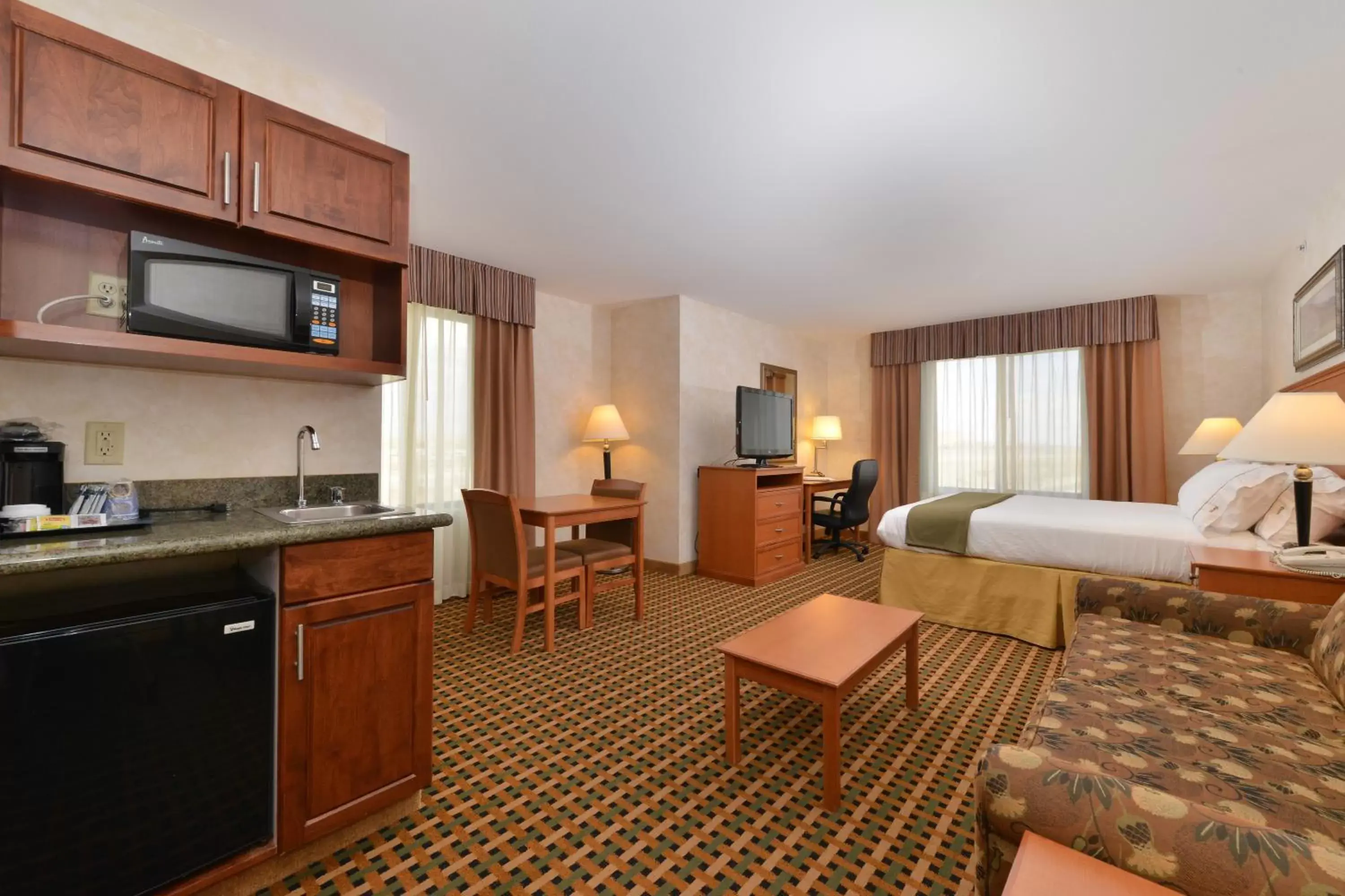 Photo of the whole room, Kitchen/Kitchenette in Holiday Inn Express Rawlins, an IHG Hotel