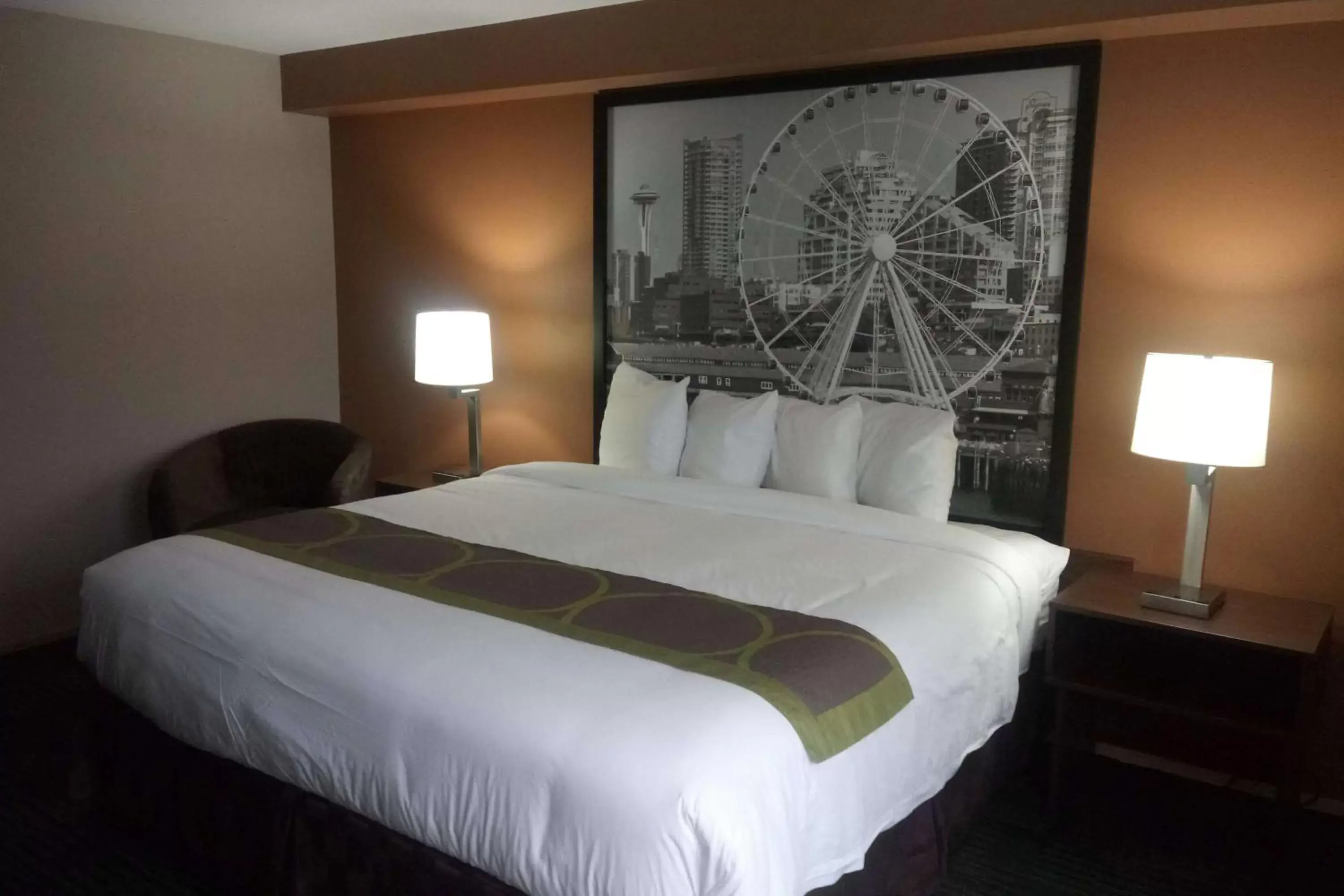 Photo of the whole room, Bed in Super 8 by Wyndham Lynnwood