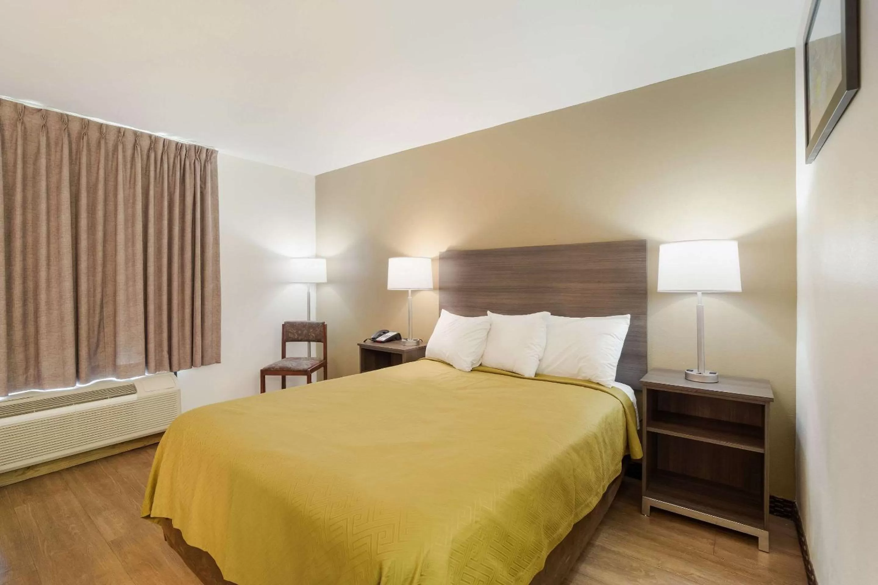 Photo of the whole room, Bed in Econo Lodge