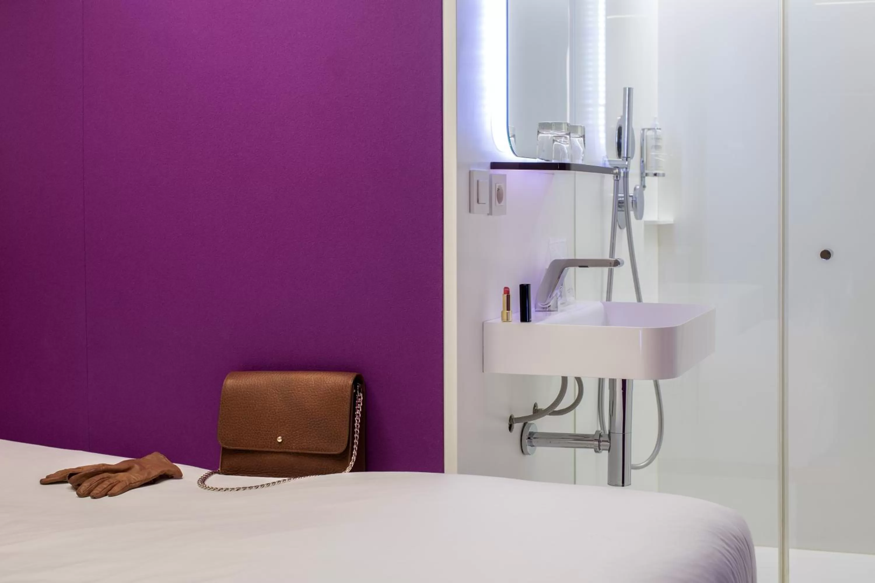 Bathroom, Bed in Hôtel Odyssey