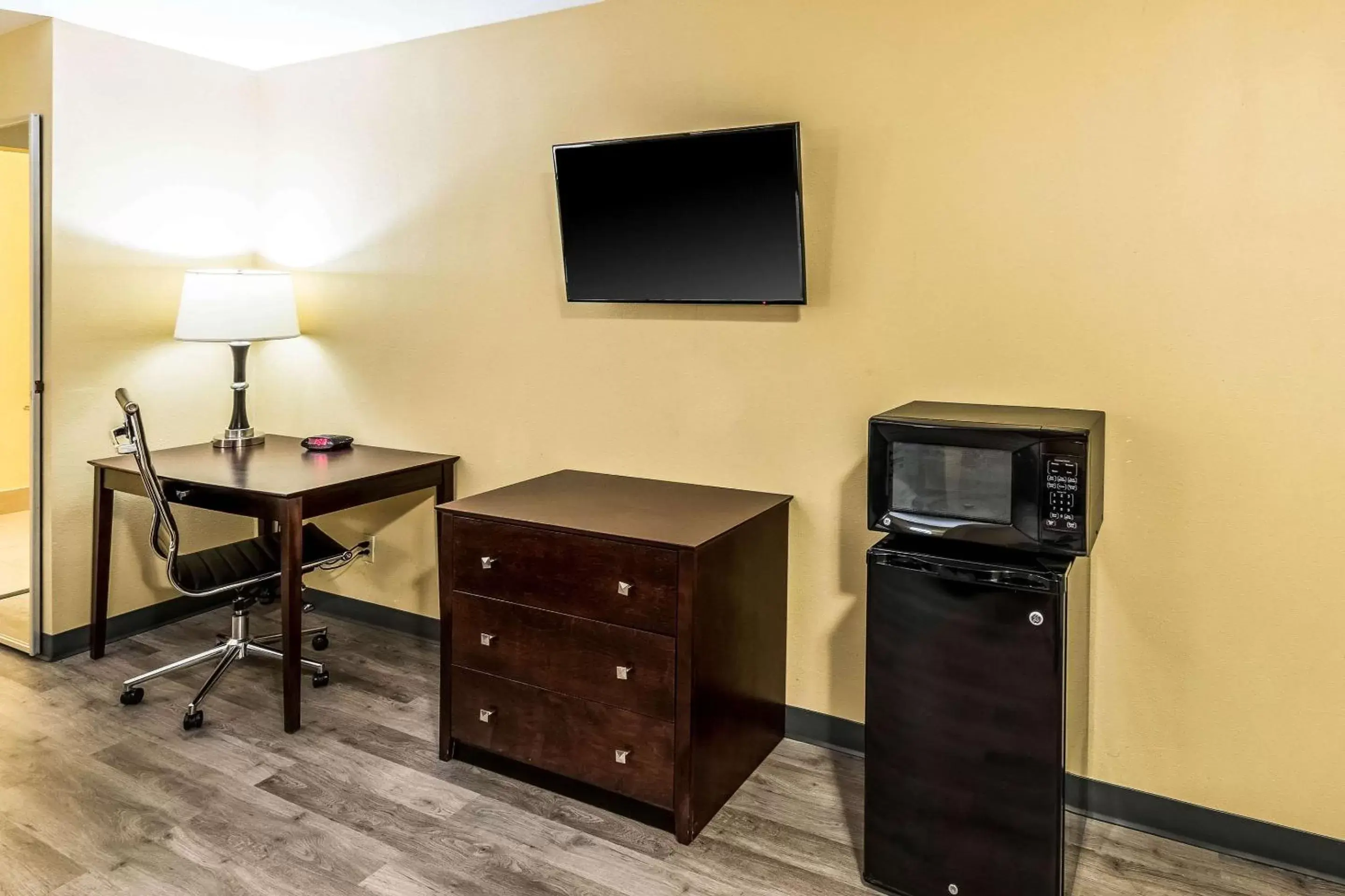 Photo of the whole room, TV/Entertainment Center in Quality Inn