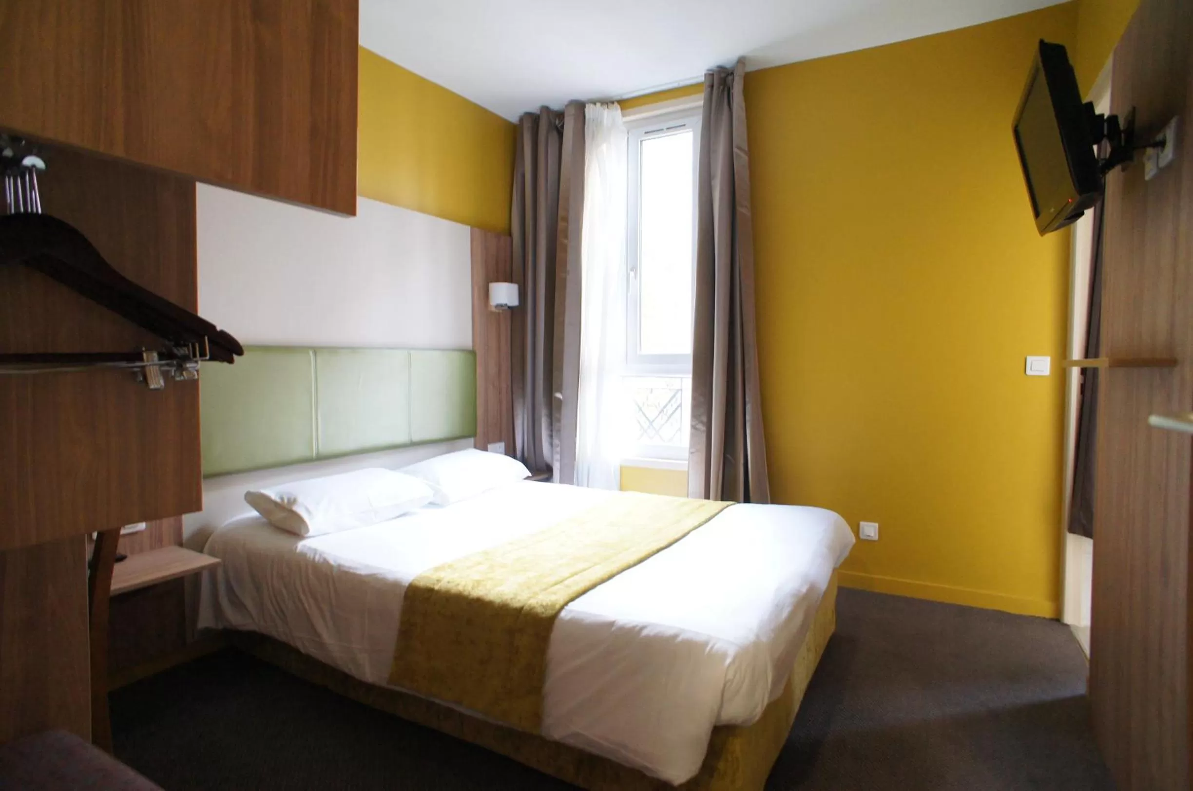 Photo of the whole room, Bed in Hôtel De France
