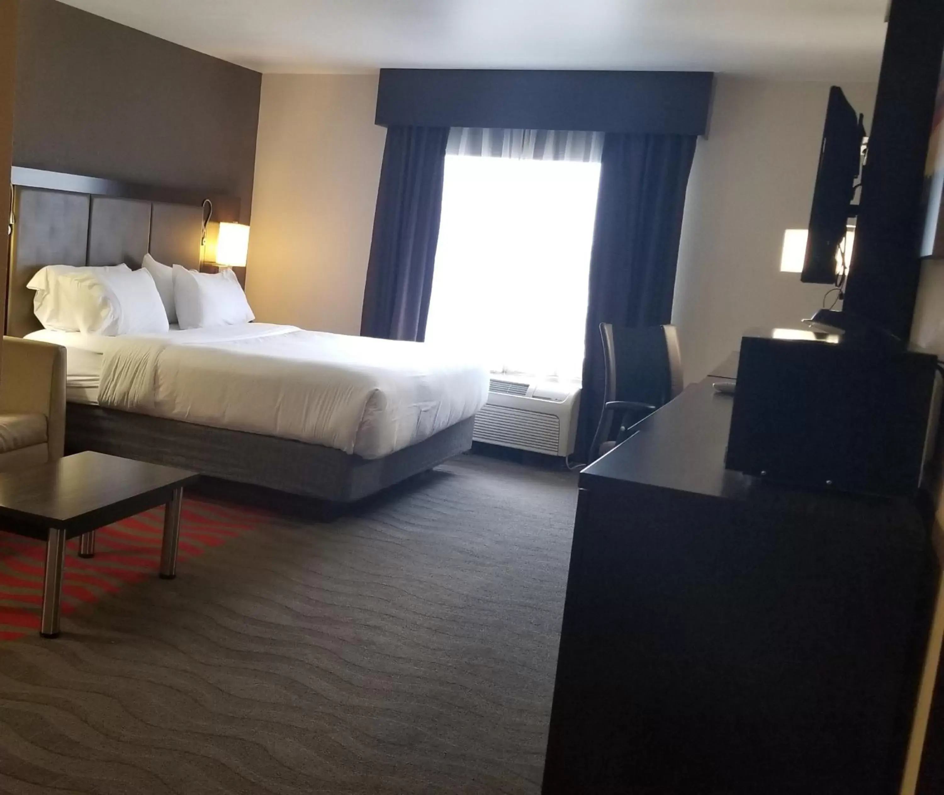 Bedroom, Bed in Holiday Inn Express Hotel & Suites Columbus Southeast Groveport, an IHG Hotel