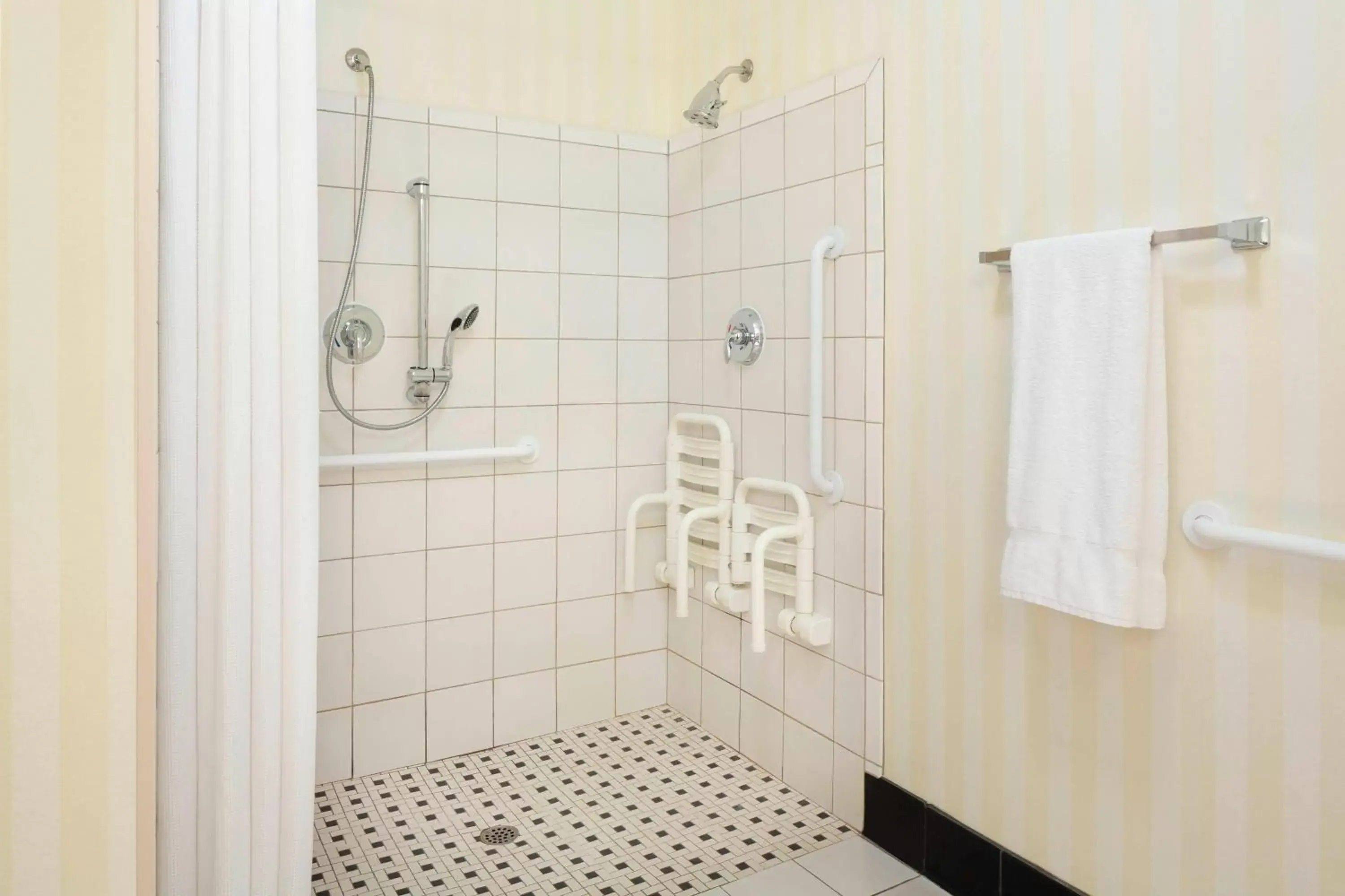 Bathroom in Fairfield Inn & Suites by Marriott Selma Kingsburg