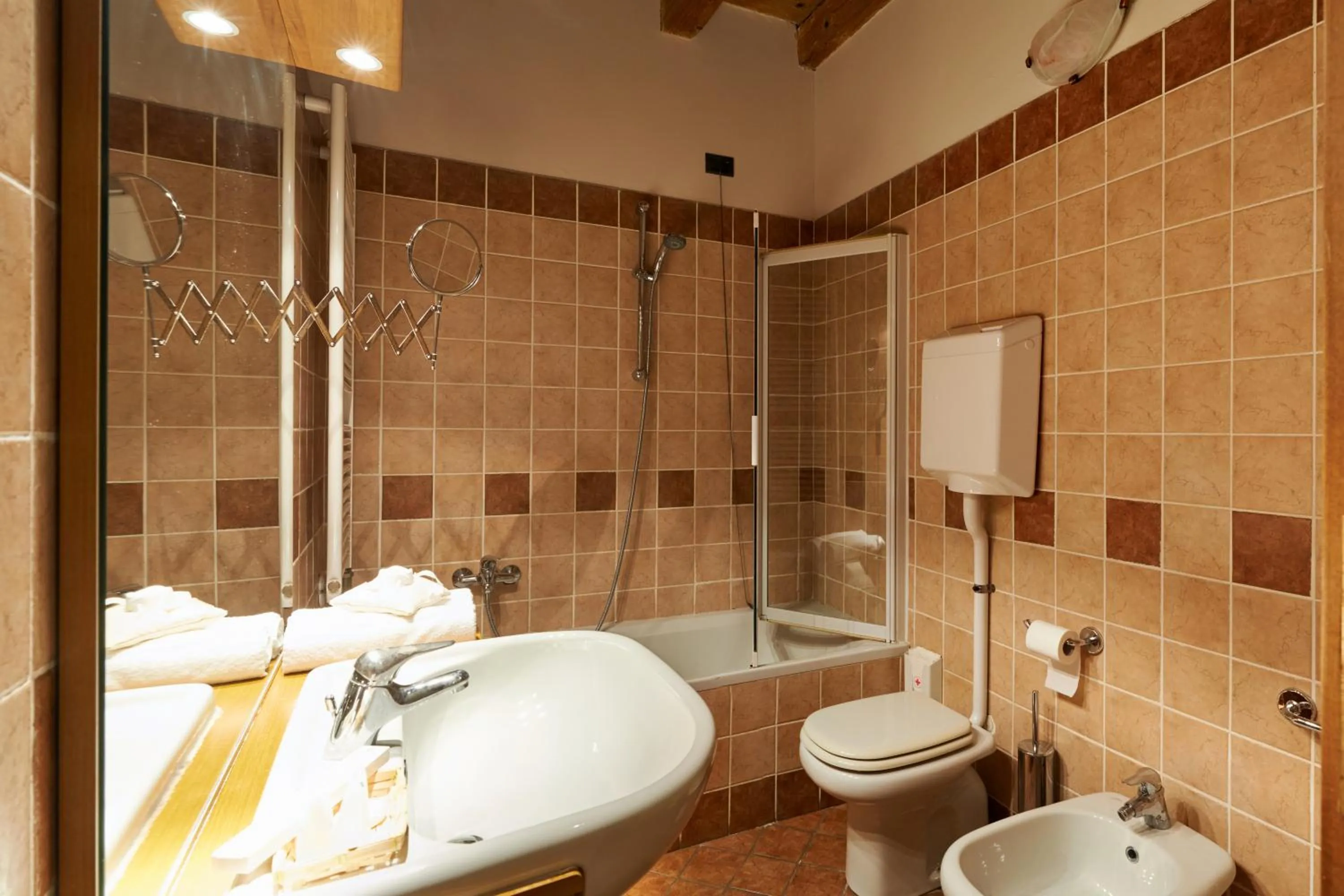 Shower in Antico Borgo