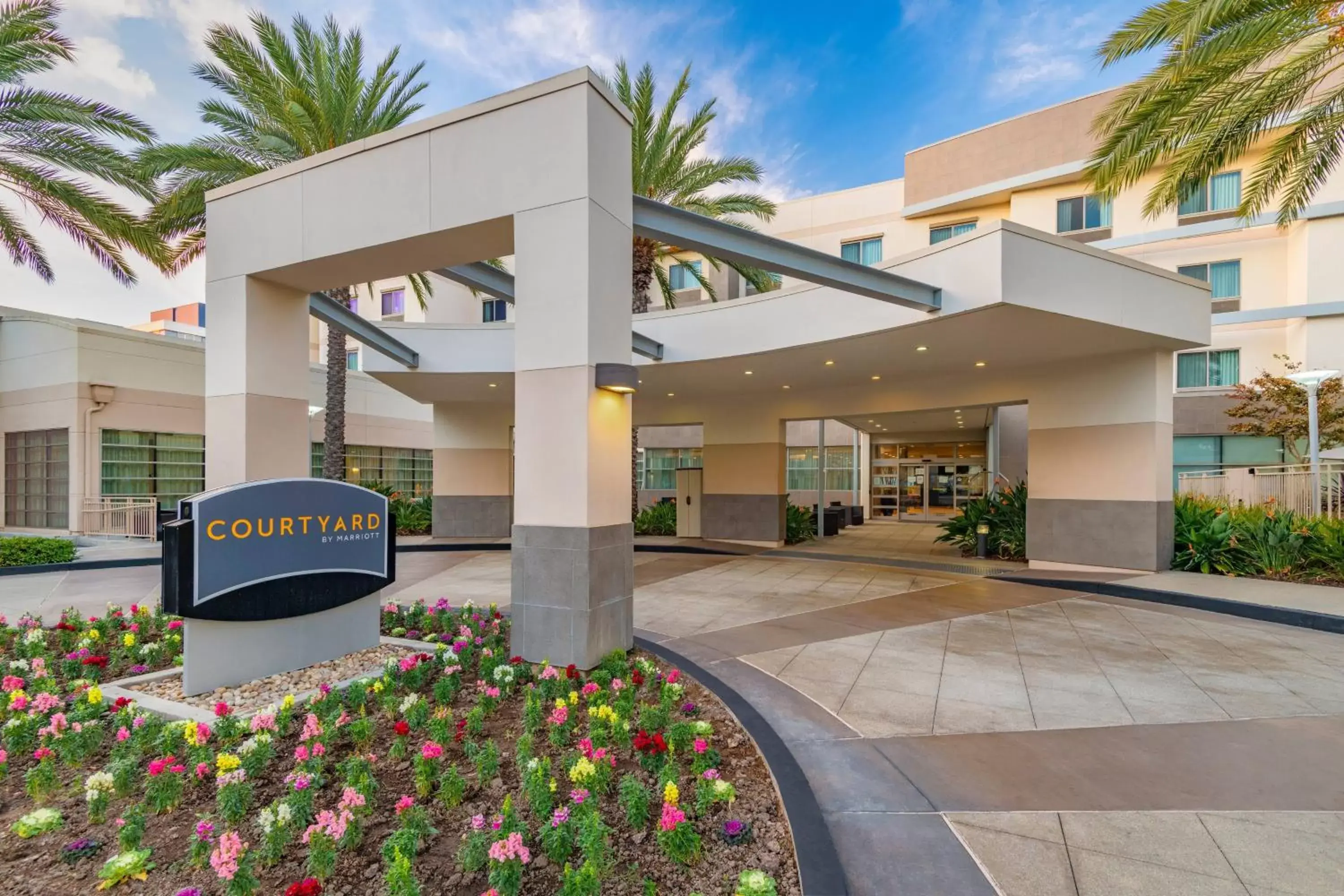 Property Building in Courtyard by Marriott Santa Ana Orange County