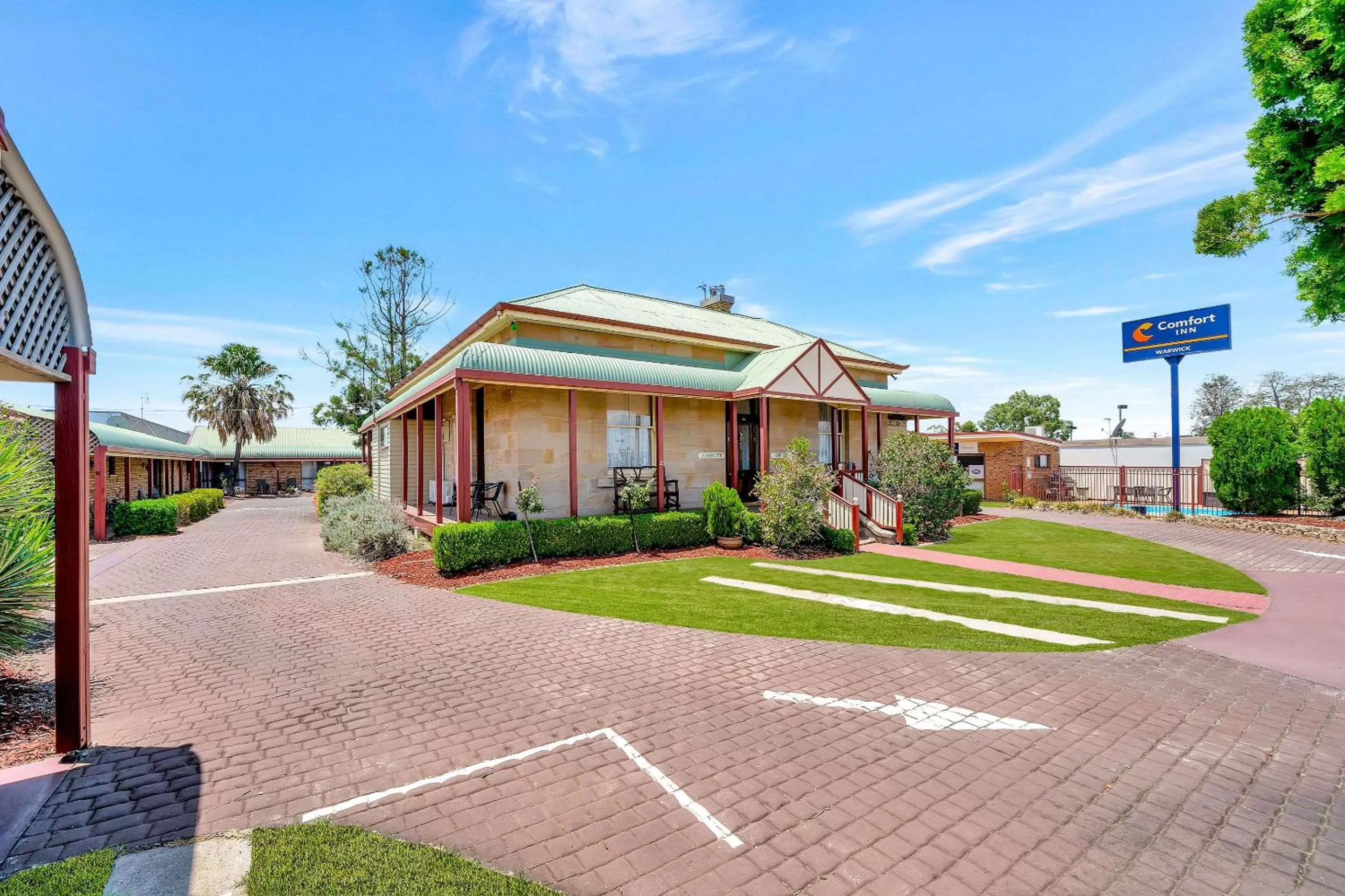 Property building in Warwick Settlers Inn