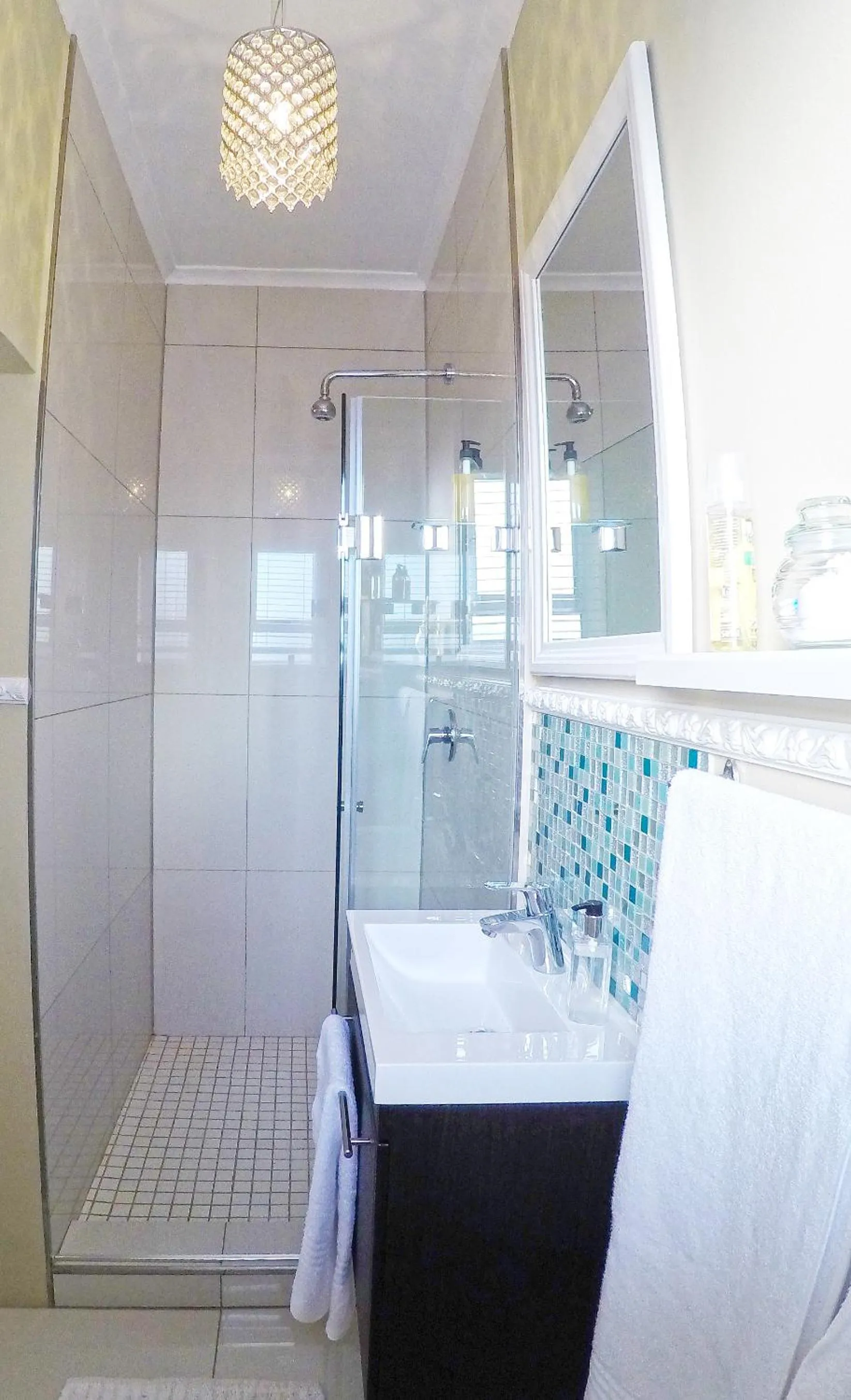 Shower in Dolphin Inn Guesthouse