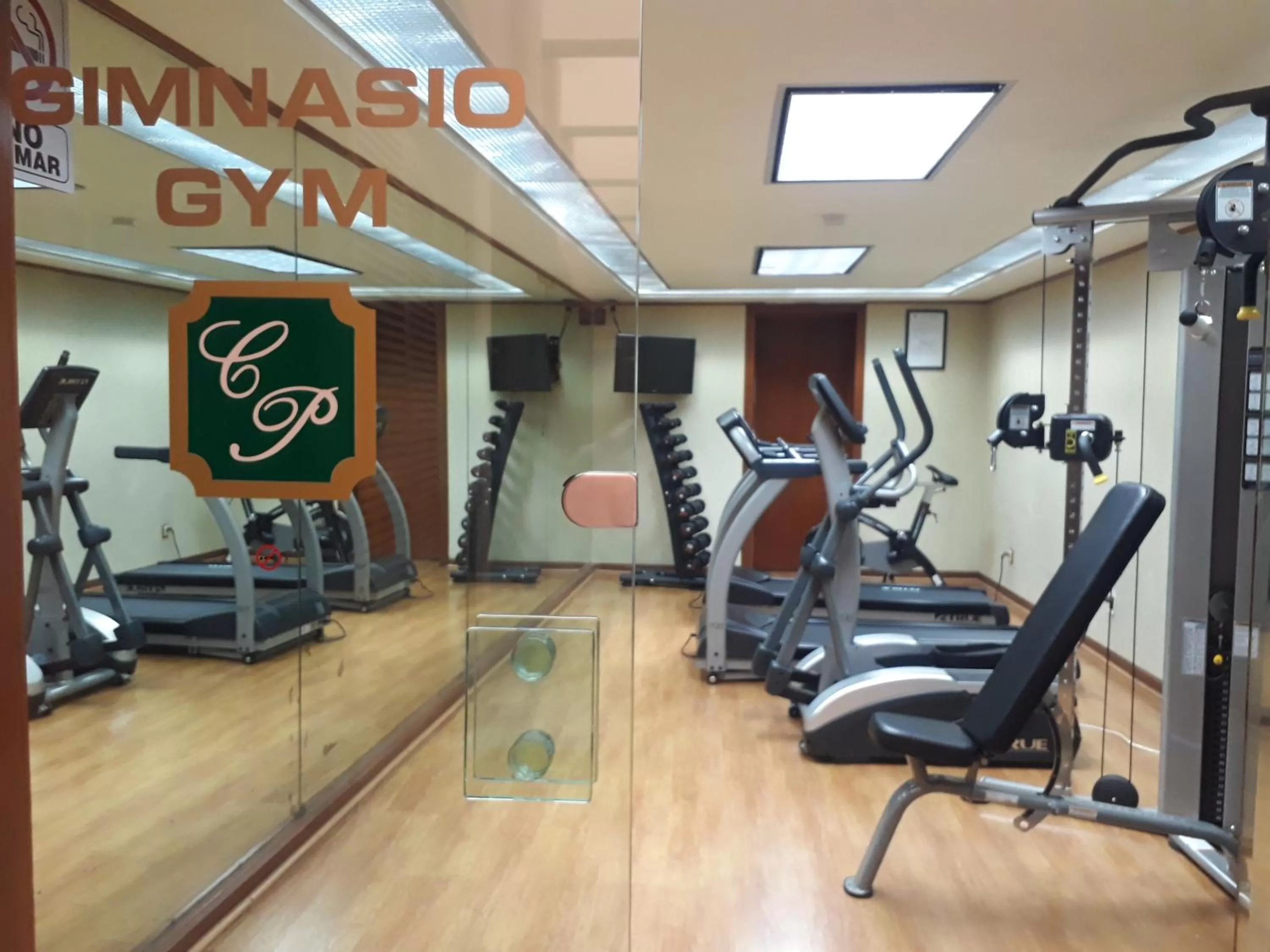 Fitness centre/facilities in Country Plaza