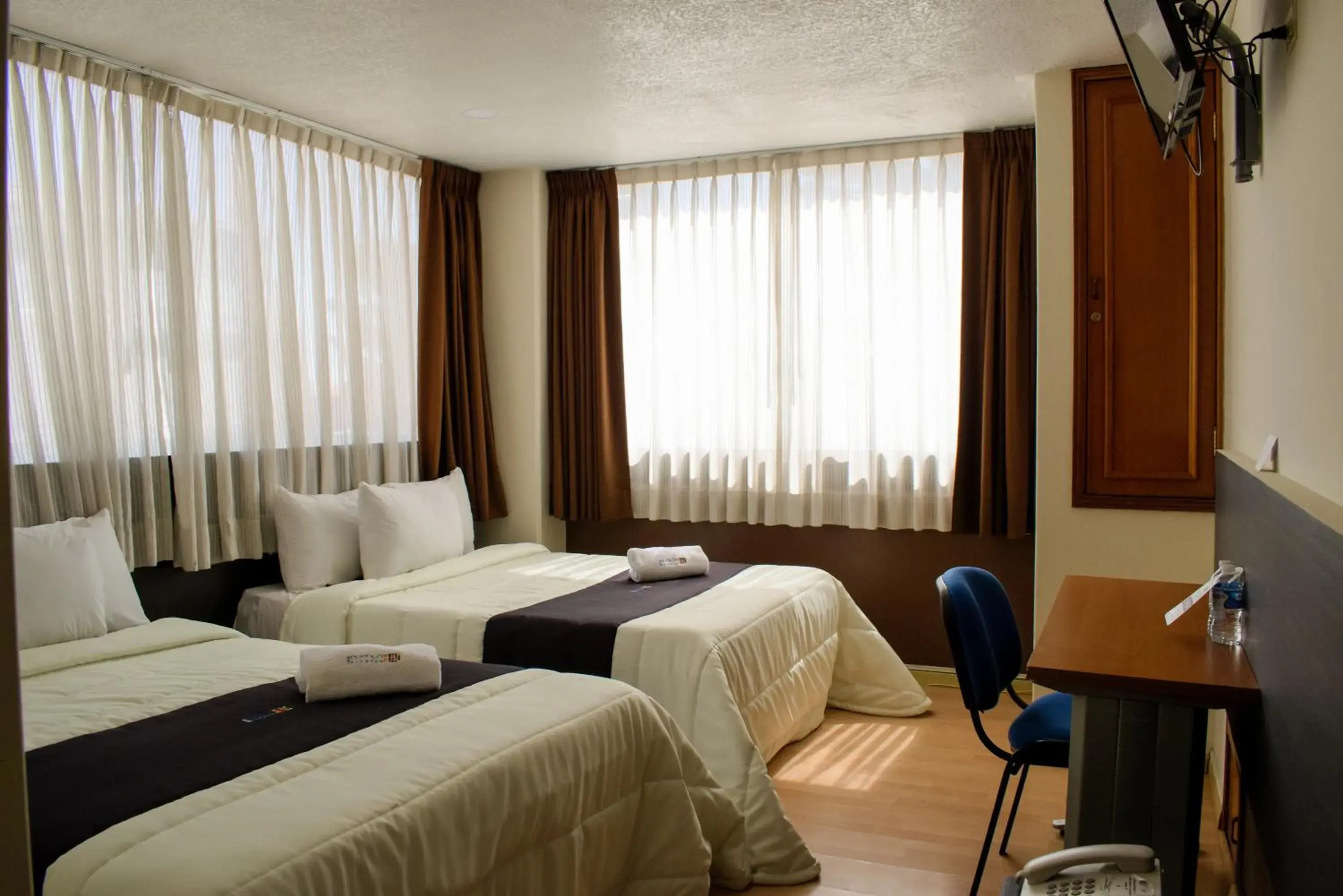 Photo of the whole room, Bed in Puebla Inn Express
