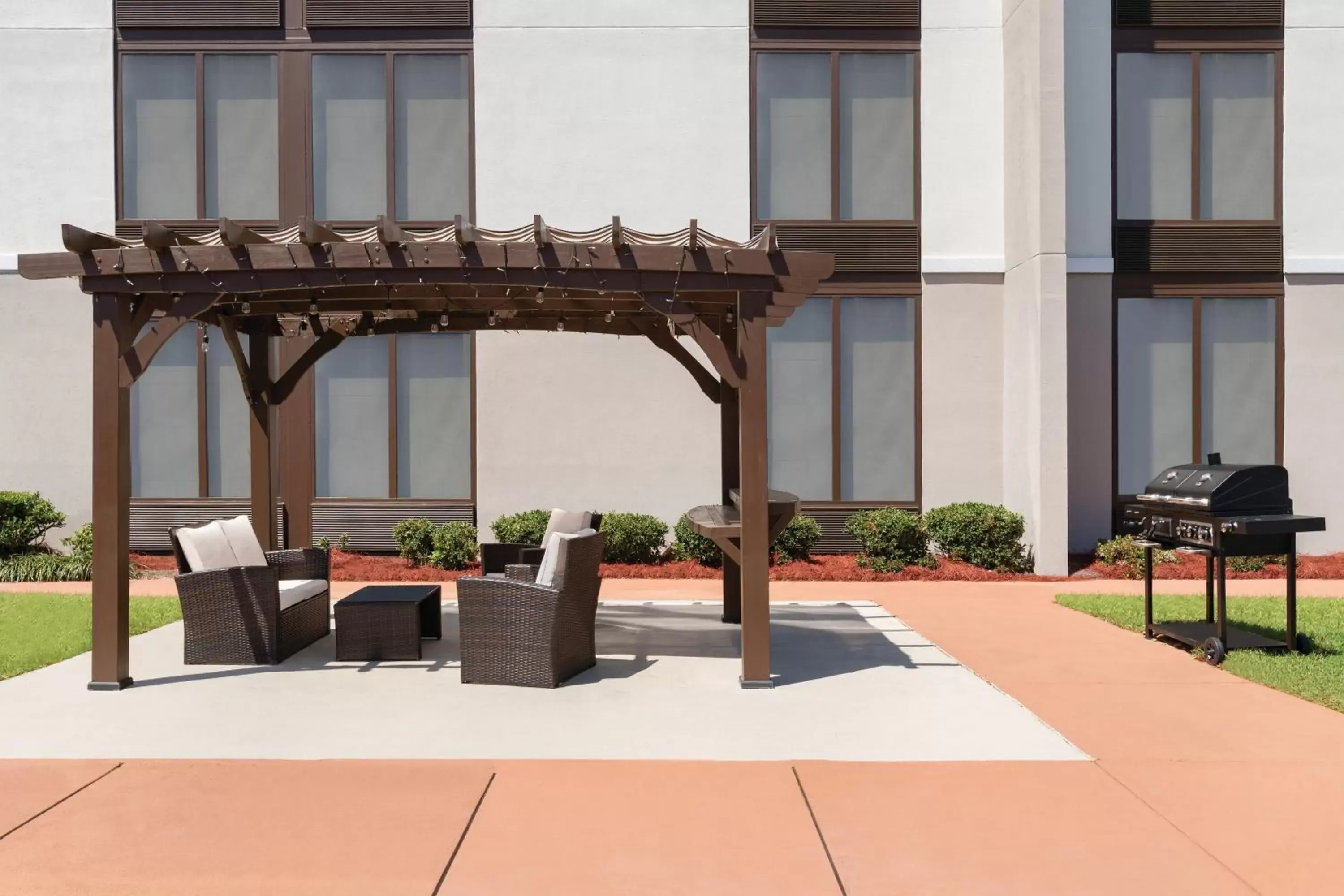 Patio in La Quinta Inn & Suites by Wyndham Dothan