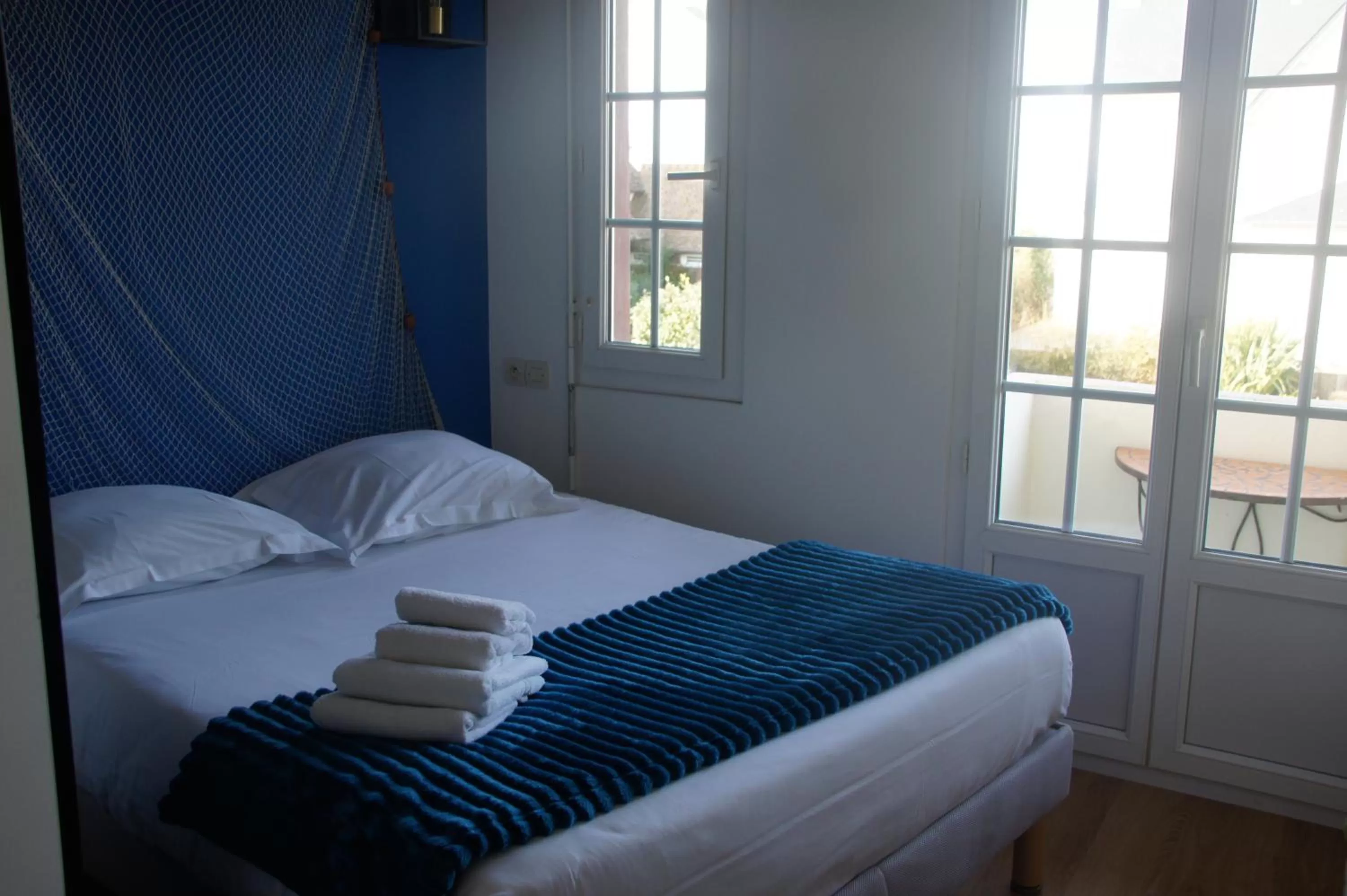 Bed in Hôtel De La Mer - Deauville Blonville - Boutique Hôtel de charme vue Mer ou Campagne - Accès direct plage