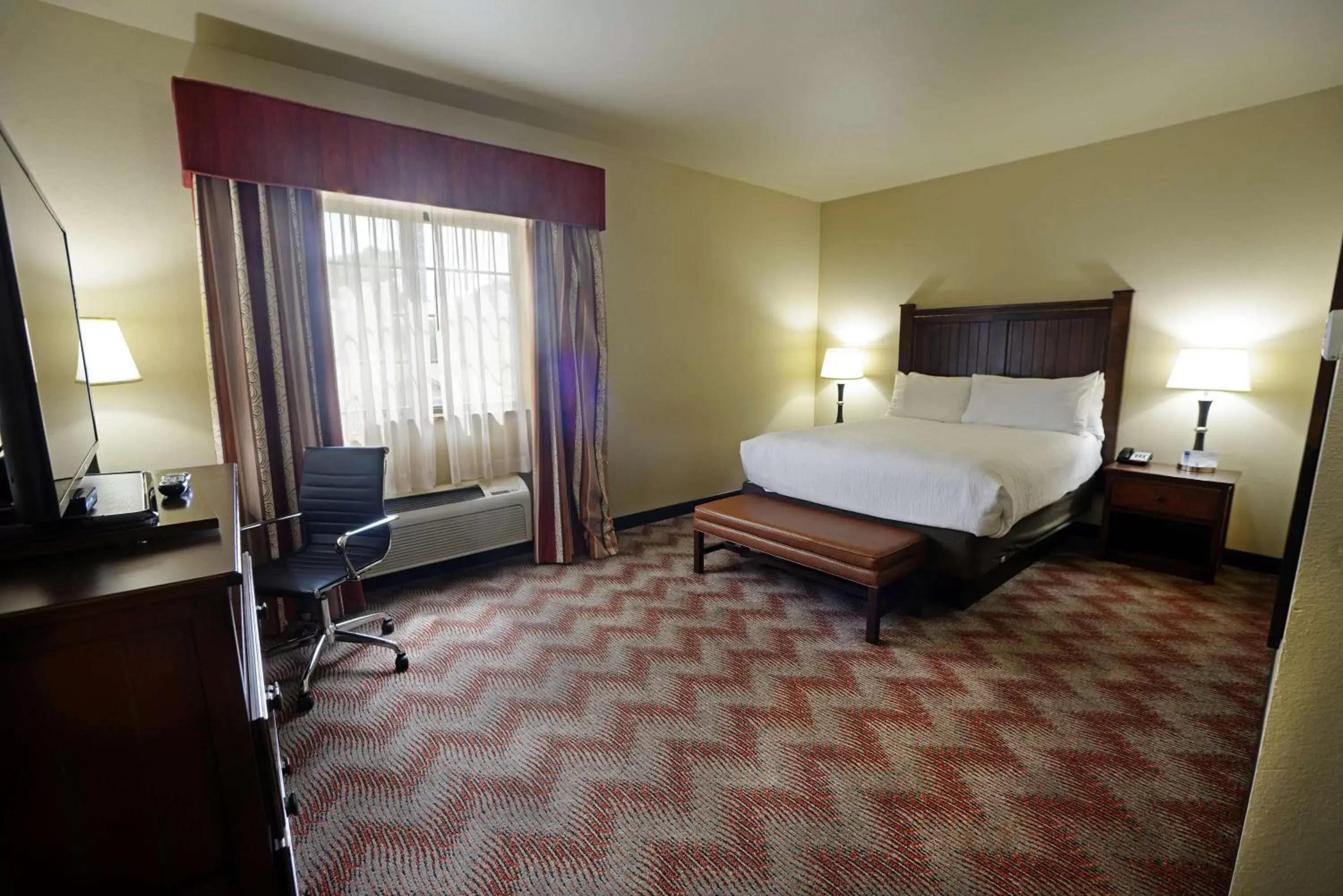 Photo of the whole room, Bed in Best Western PLUS Cimarron Hotel & Suites