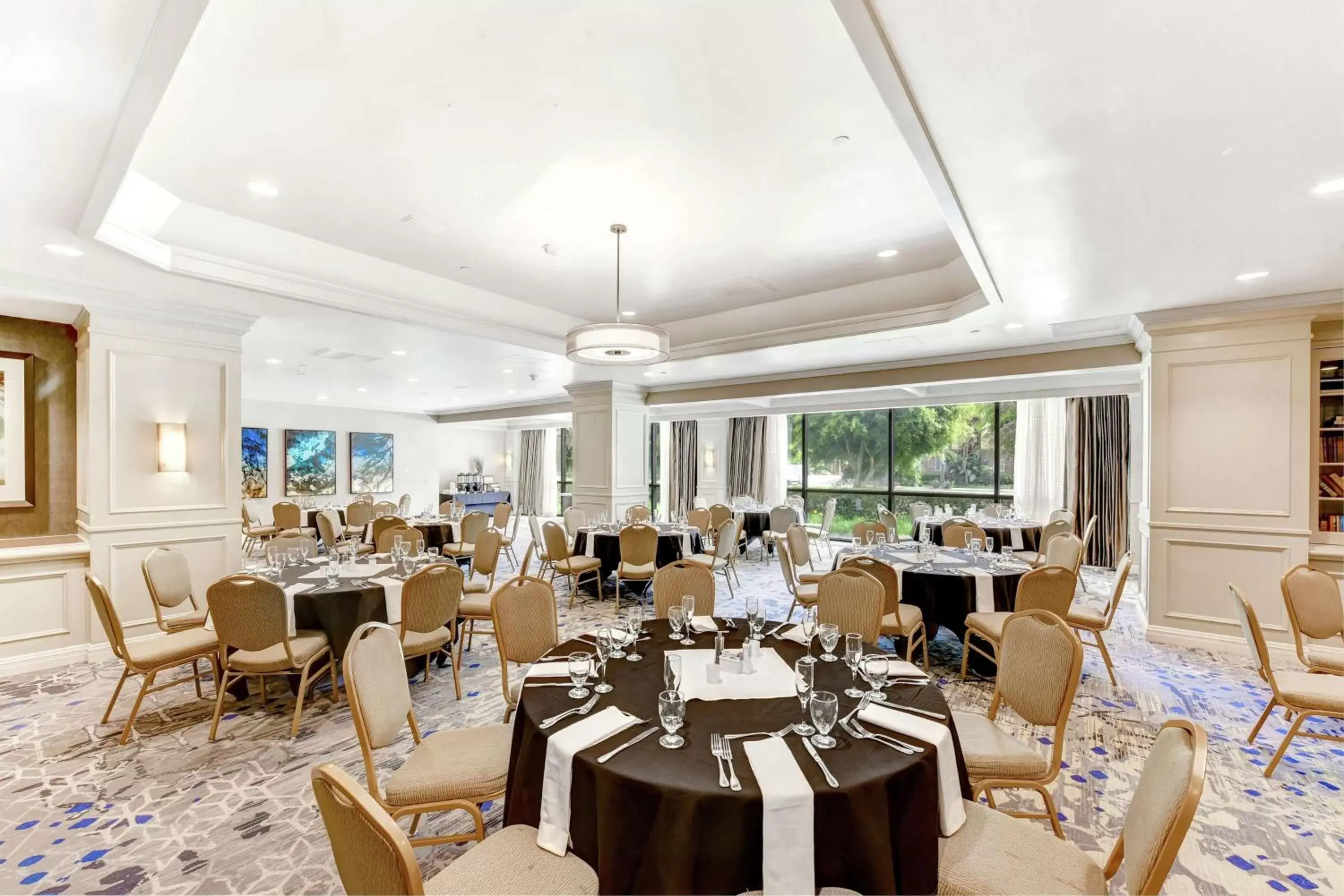 Meeting/conference room, Restaurant/Places to Eat in Embassy Suites by Hilton Anaheim-Orange