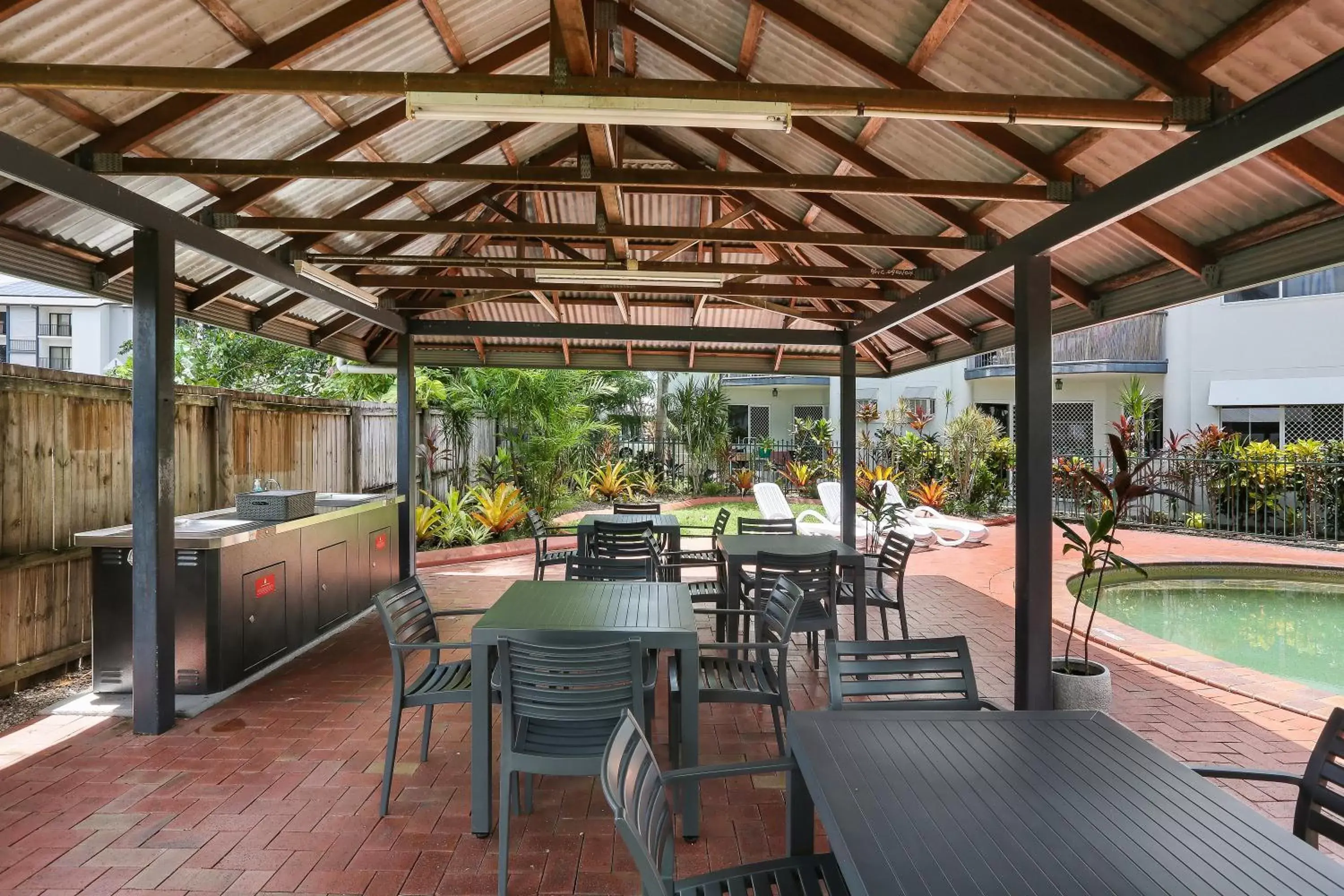 BBQ facilities, Restaurant/Places to Eat in Citysider Cairns Holiday Apartments