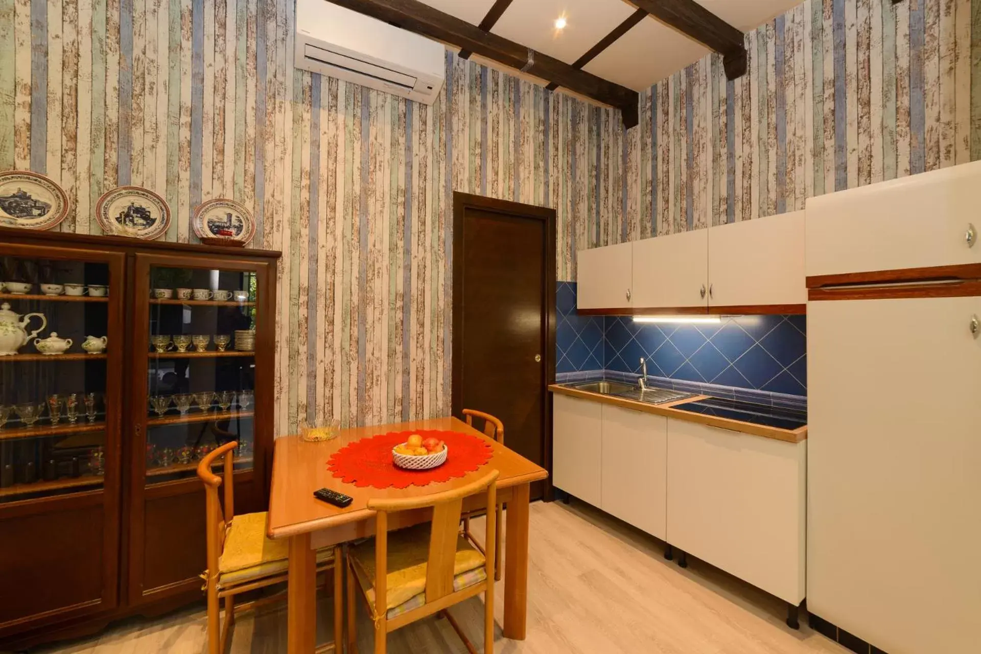 Kitchen or kitchenette, TV/Entertainment Center in Palazzo Moraschi Subiaco