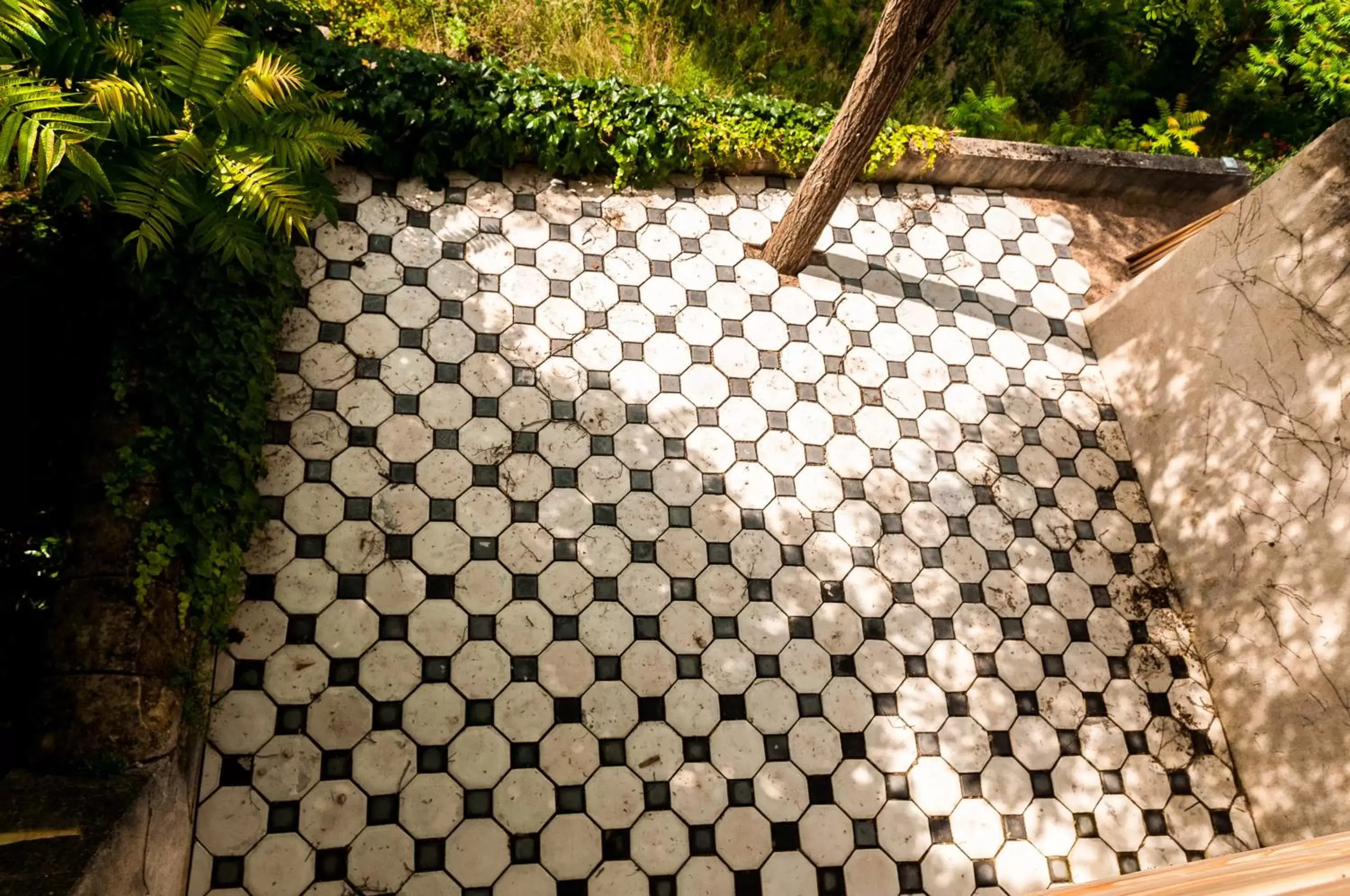 Patio in Logis Hôtels Troglododo