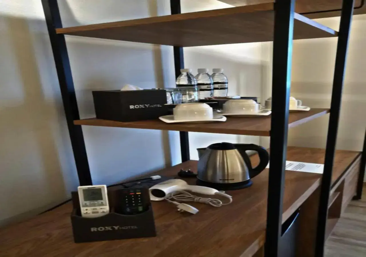 Coffee/tea facilities in Roxy Hotel Padungan