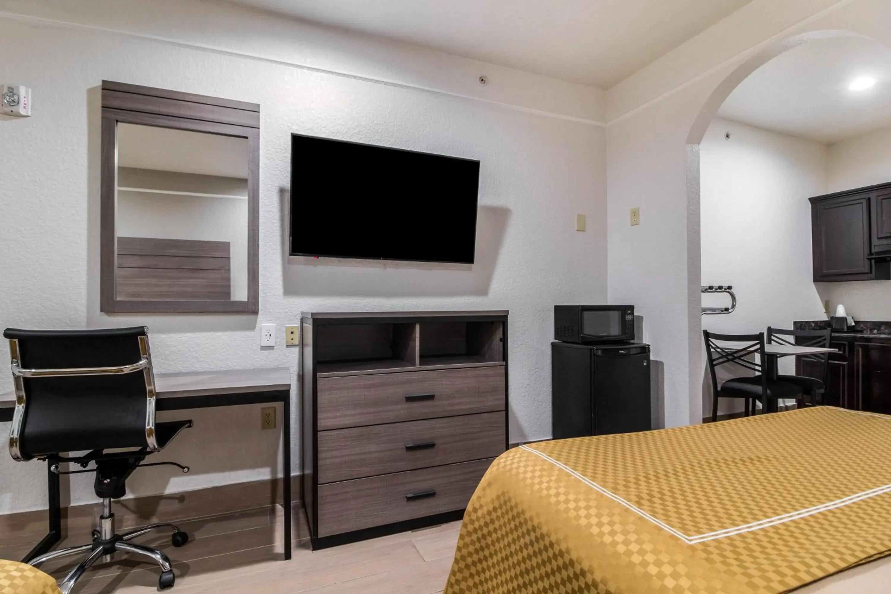 Bedroom, TV/Entertainment Center in Scottish Inn and Suites Baytown