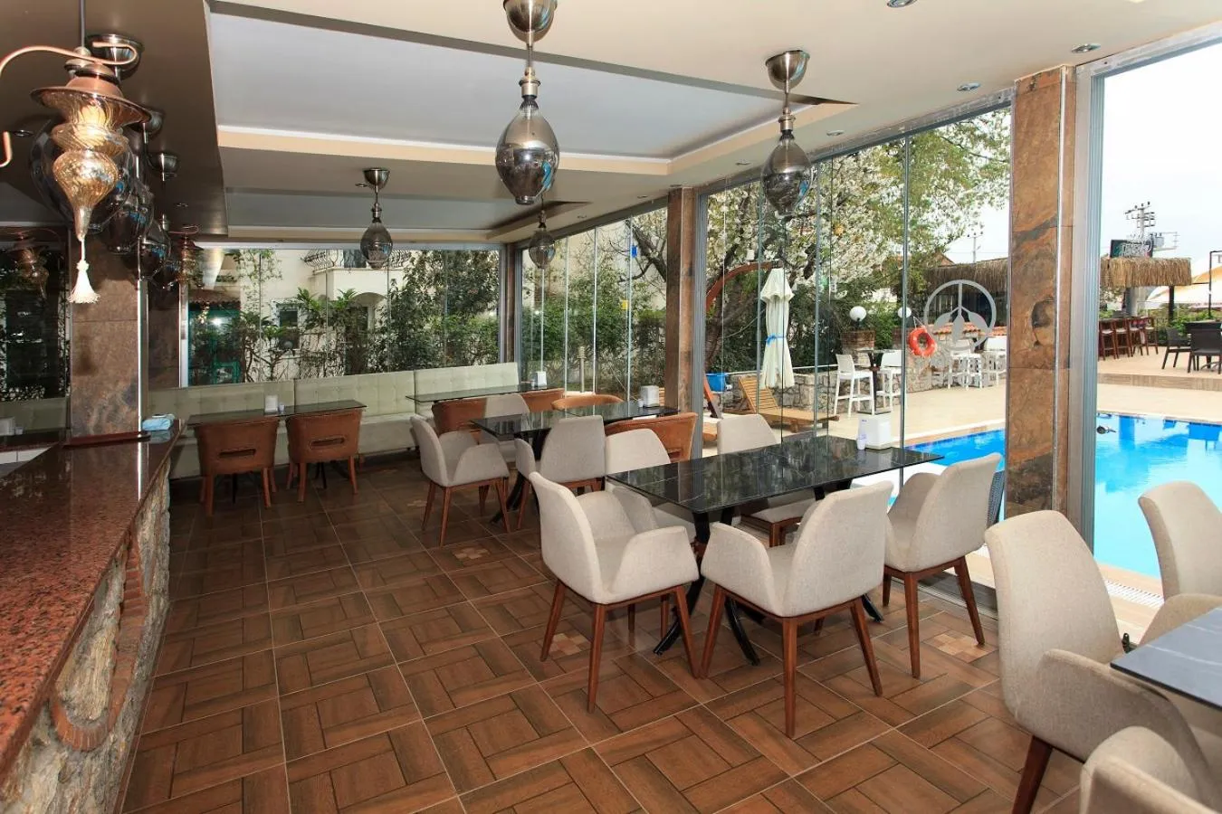 Restaurant/places to eat in Green Peace Hotel