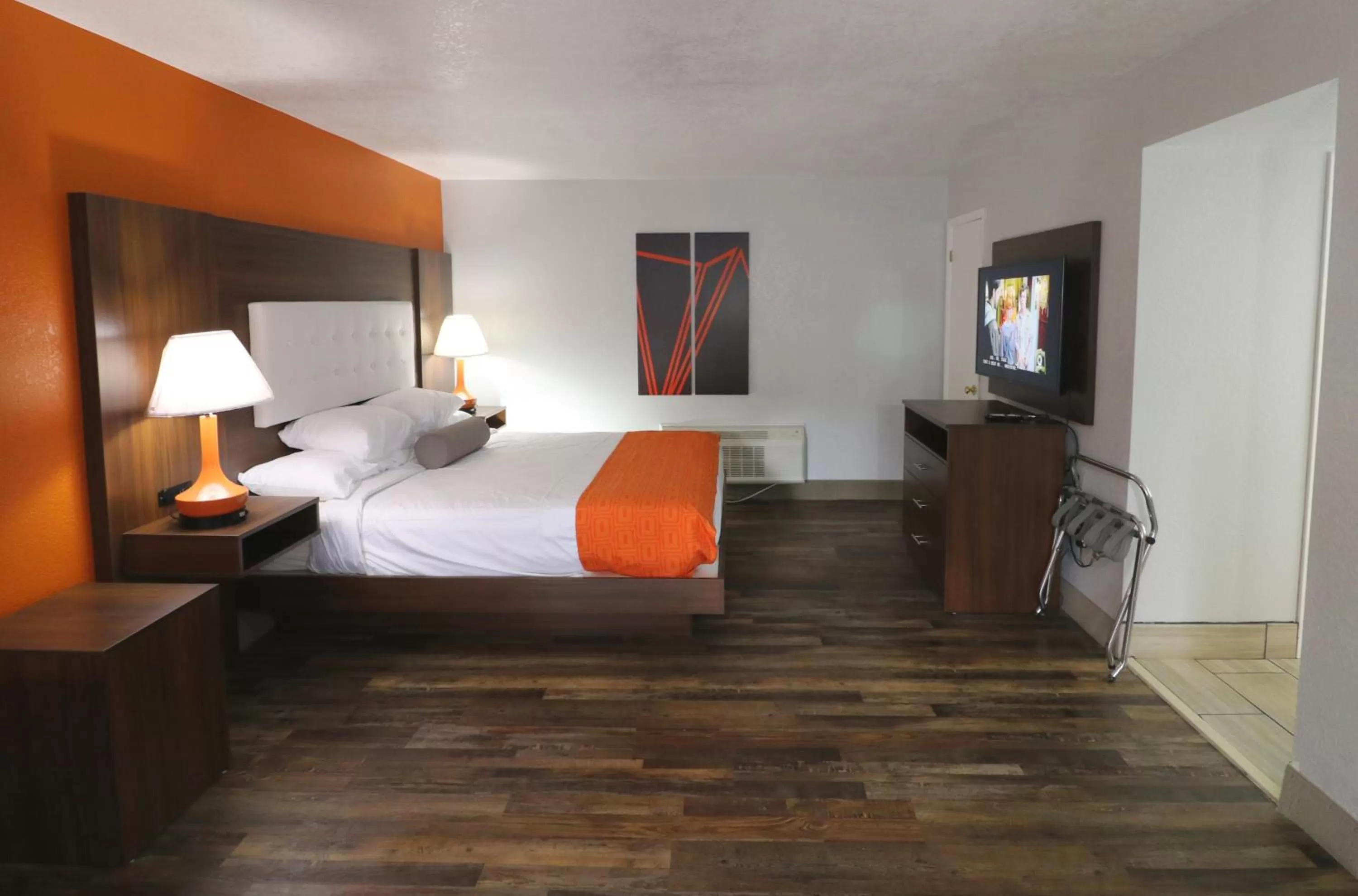 Photo of the whole room, Bed in Howard Johnson by Wyndham Downtown Gatlinburg