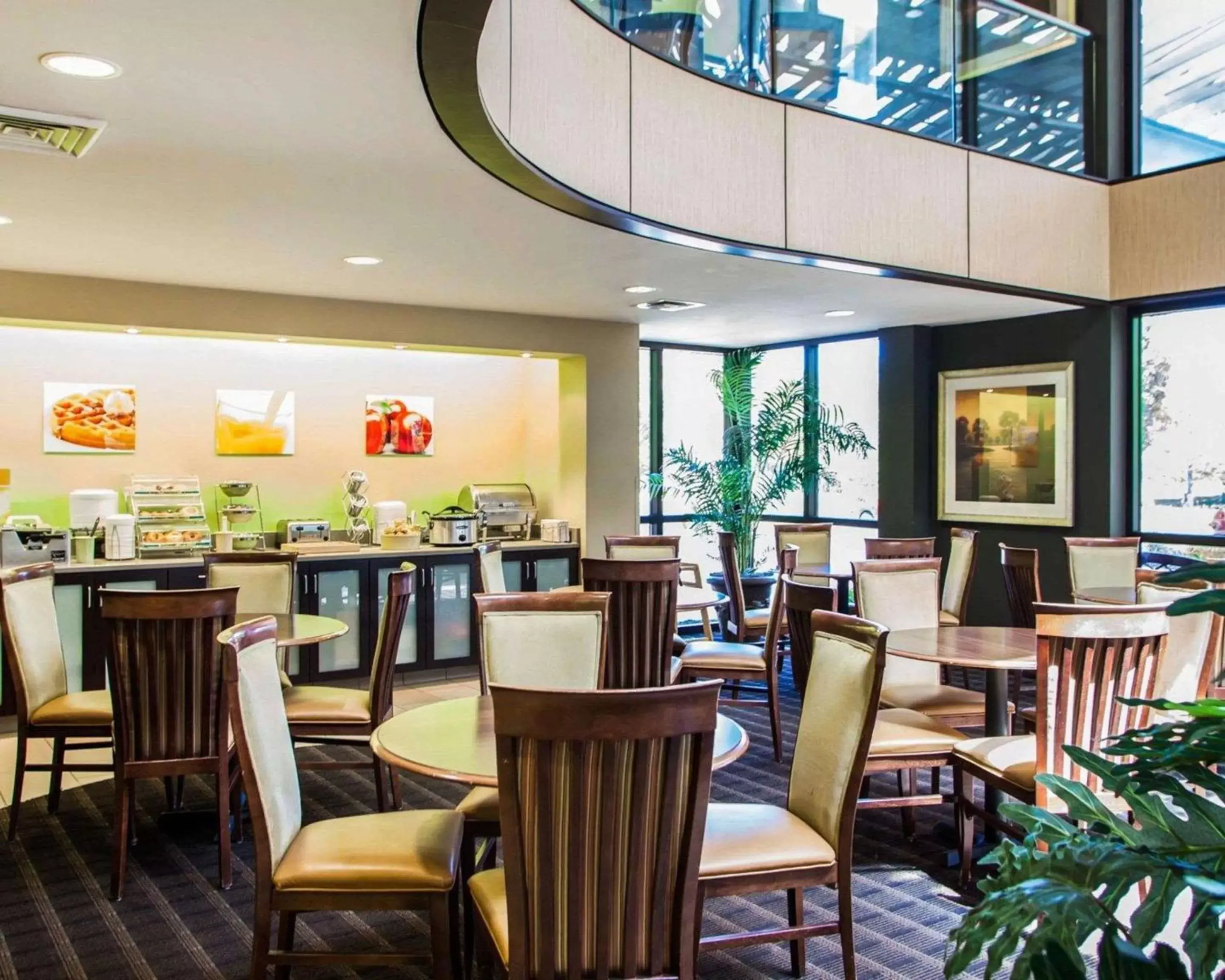 Breakfast, Restaurant/Places to Eat in Quality Inn & Suites Peoria