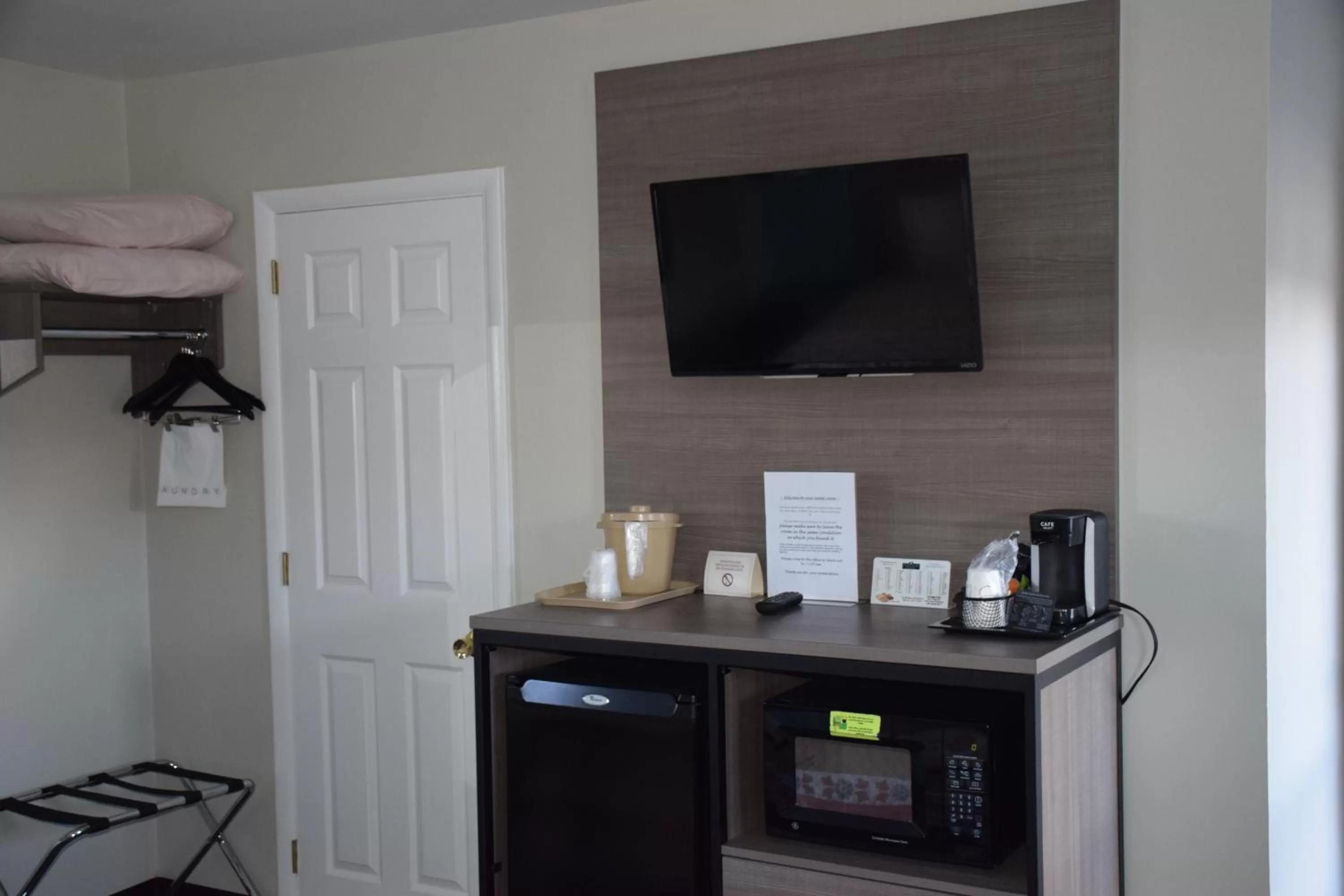 TV and multimedia in White Rose Motel - Hershey