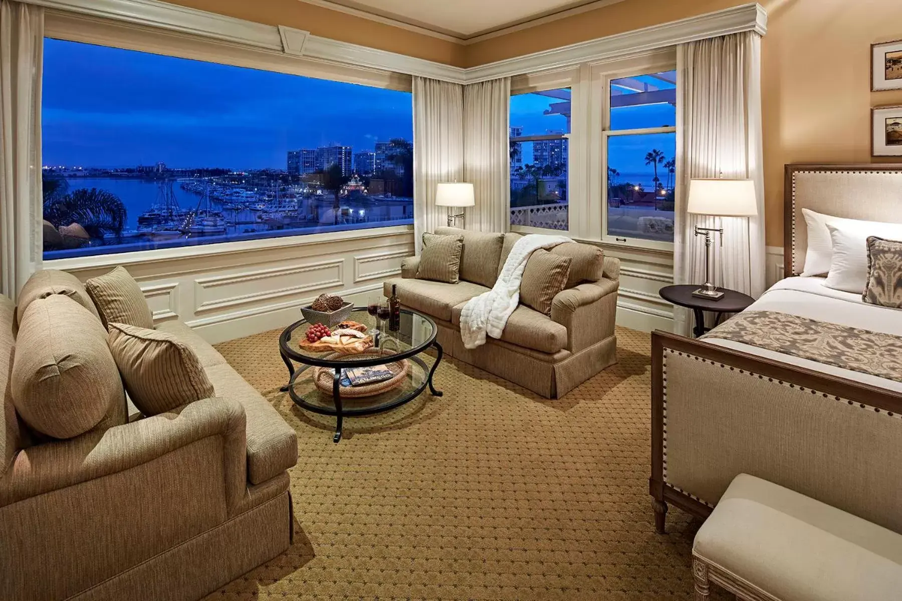 Living room, Seating Area in Glorietta Bay Inn