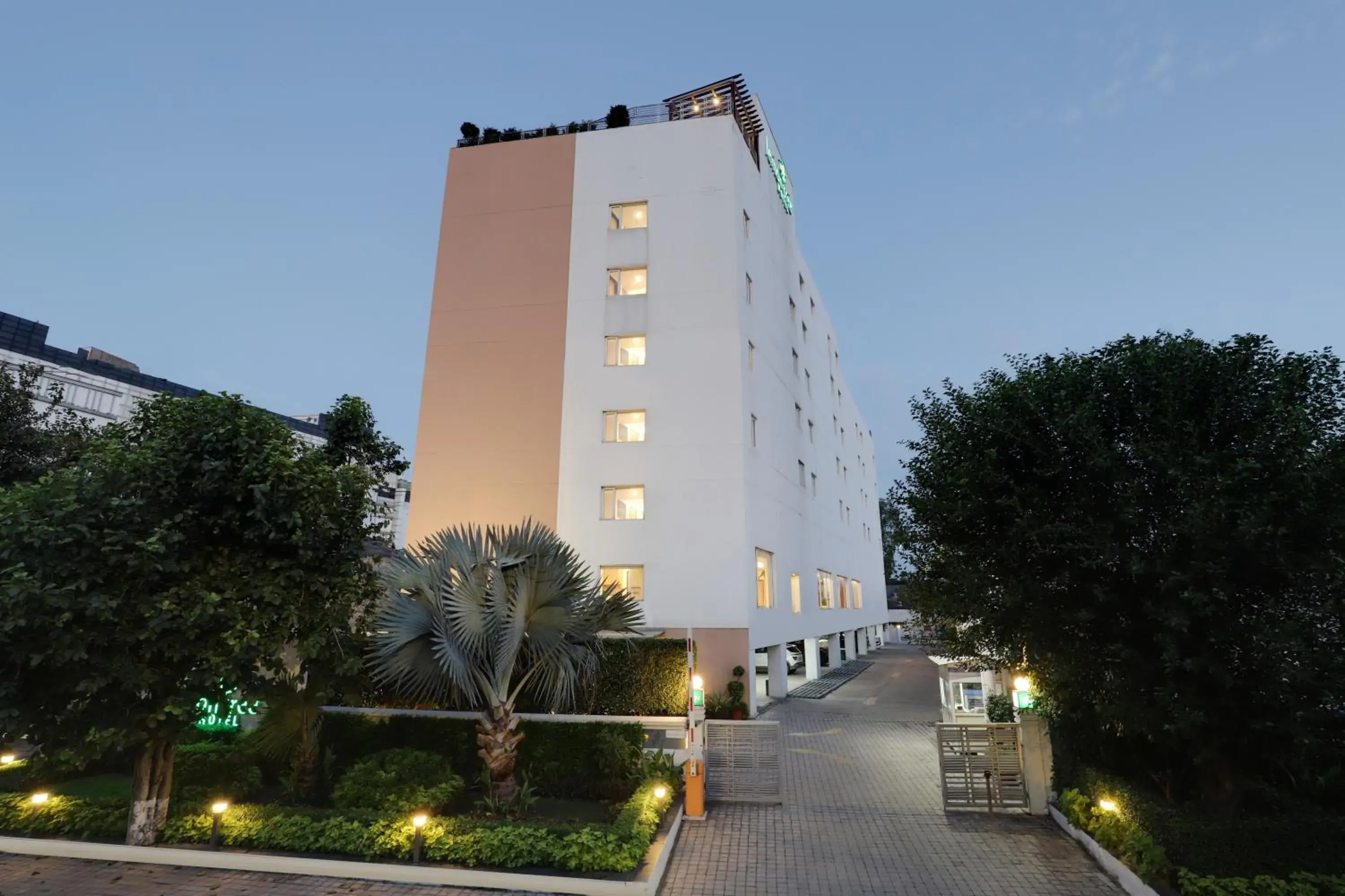 Facade/entrance in Lemon Tree Hotel Chandigarh Facade/entrance in Lemon Tree Hotel Chandigarh