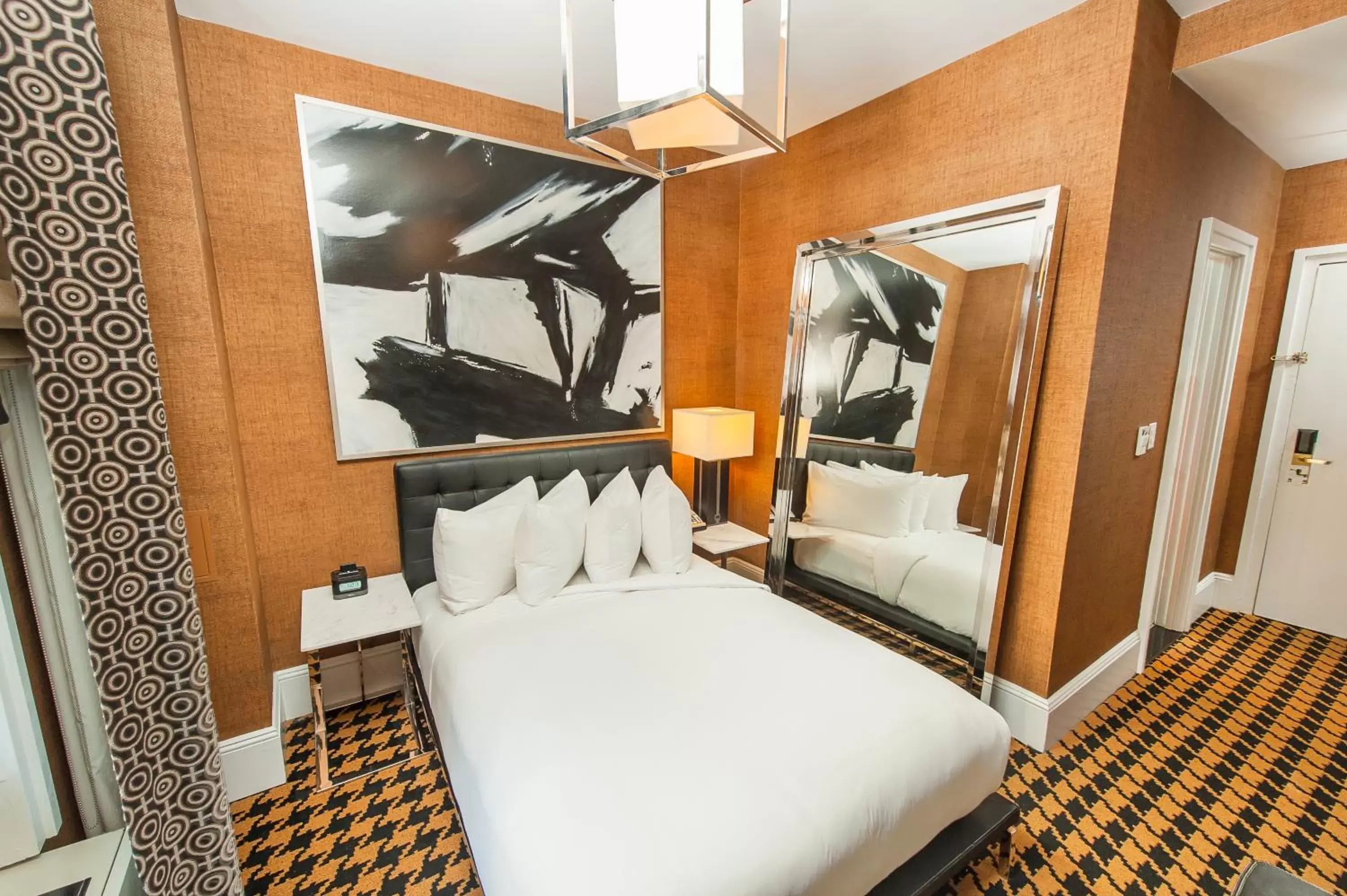 Photo of the whole room, Bed in Ameritania at Times Square