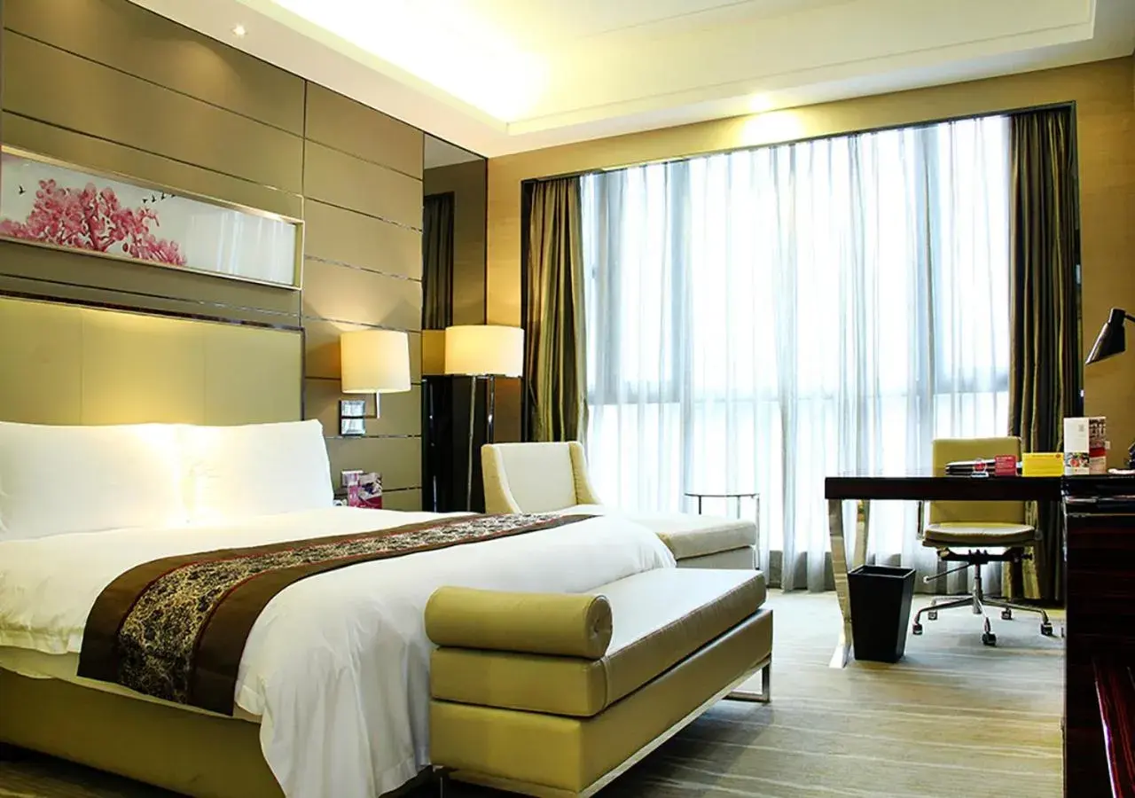 Bed in Crowne Plaza Shenzhen Longgang City Centre, an IHG Hotel