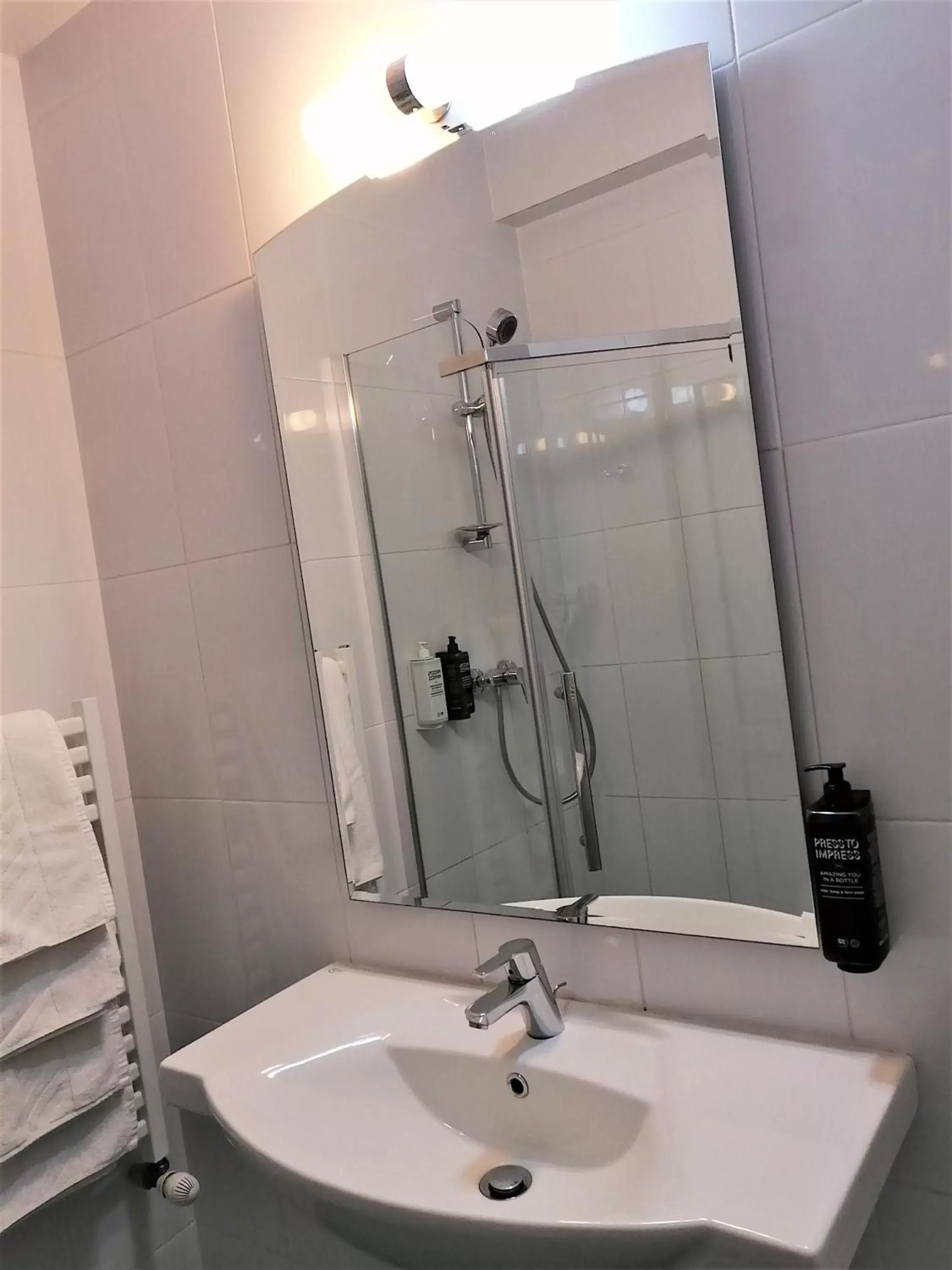 Bathroom in ibis Styles Dunarea Galati