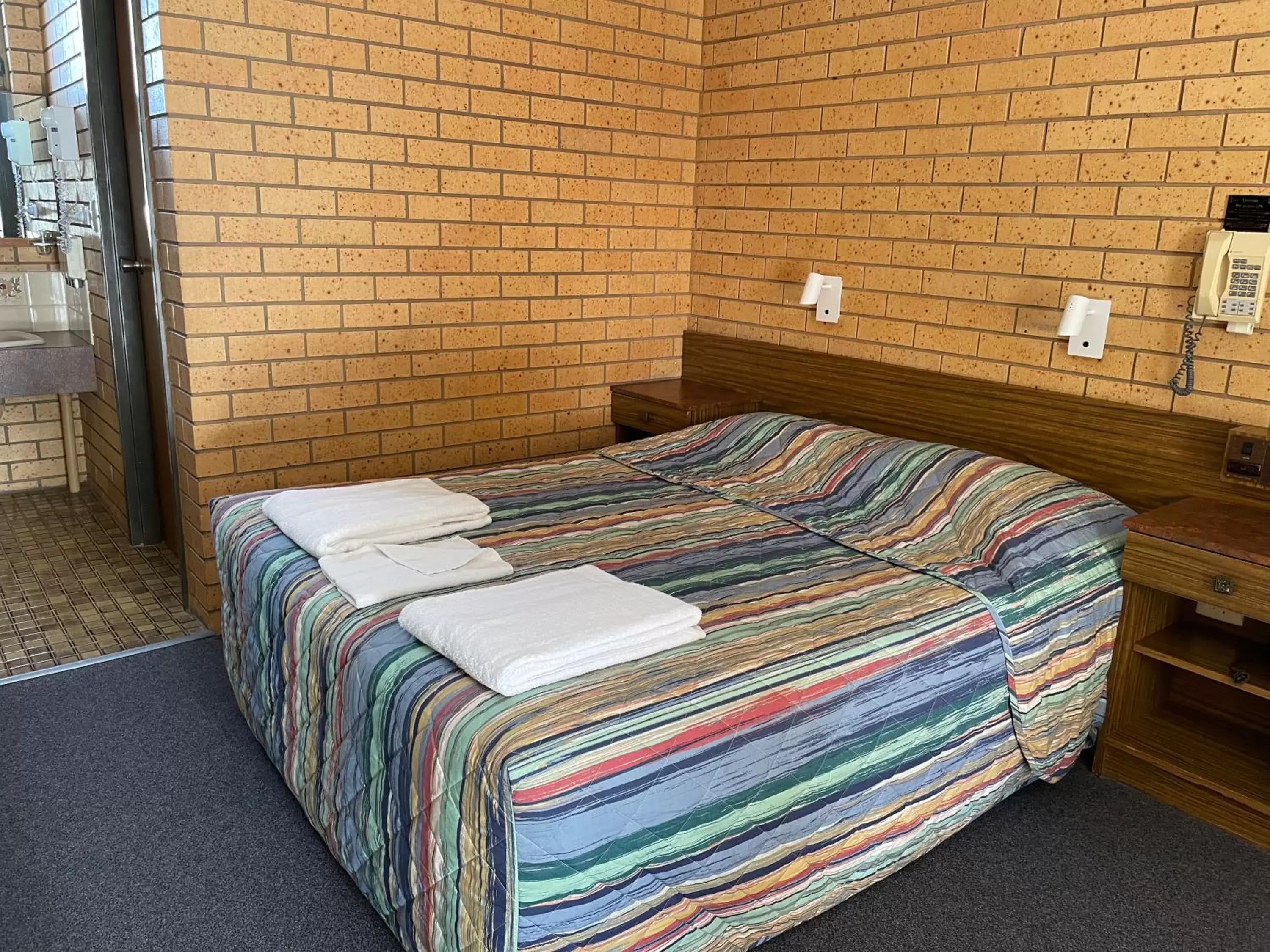 Bed in Lakeview Motel