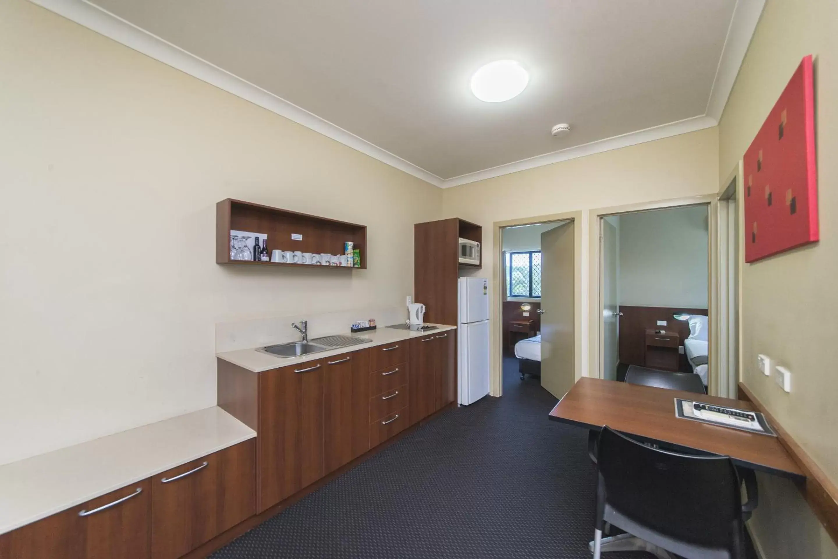 Kitchen or kitchenette, TV/Entertainment Center in Rocky Resort Motor Inn