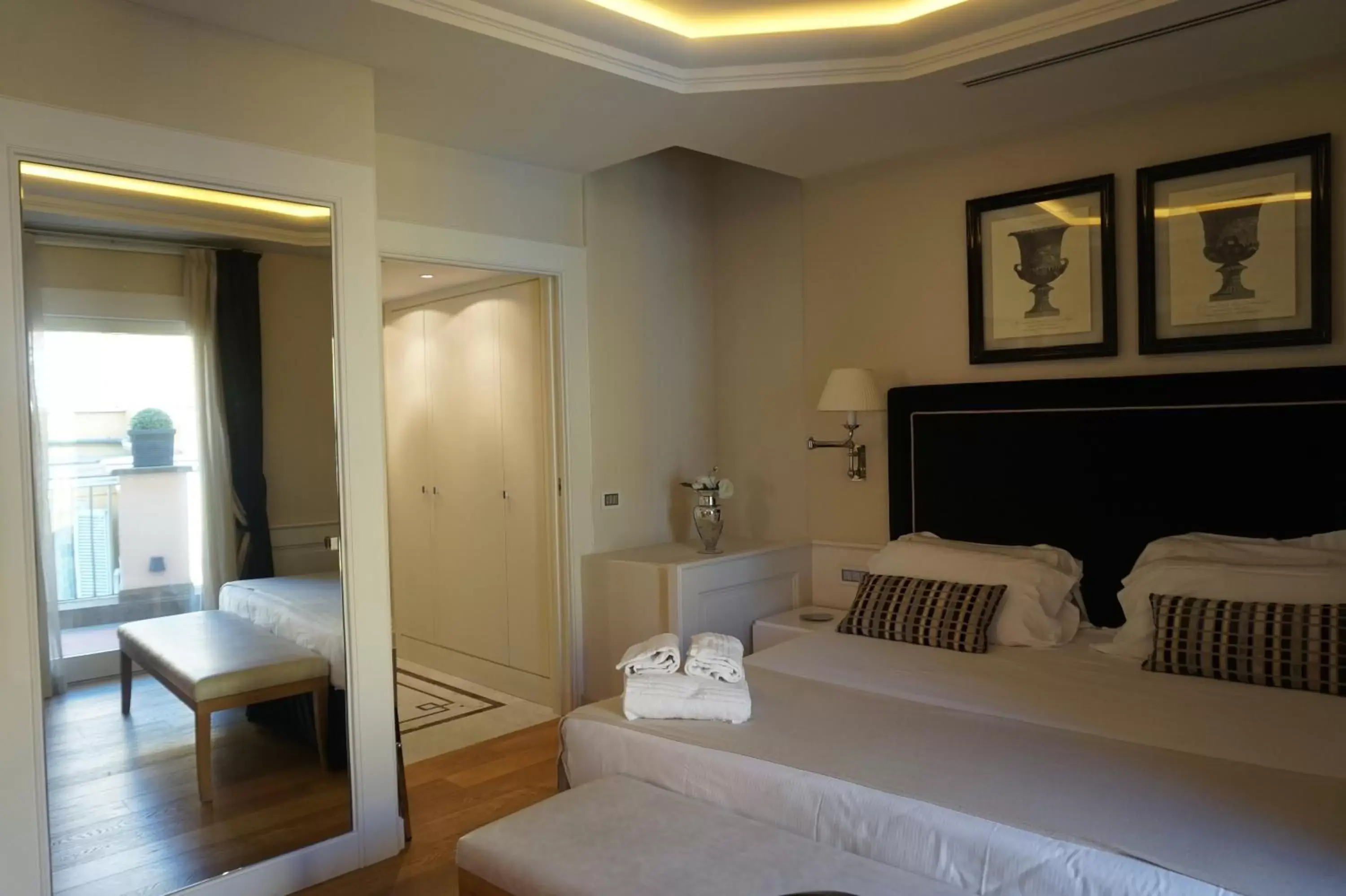 Photo of the whole room, Bed in Trevi Palace Luxury Inn
