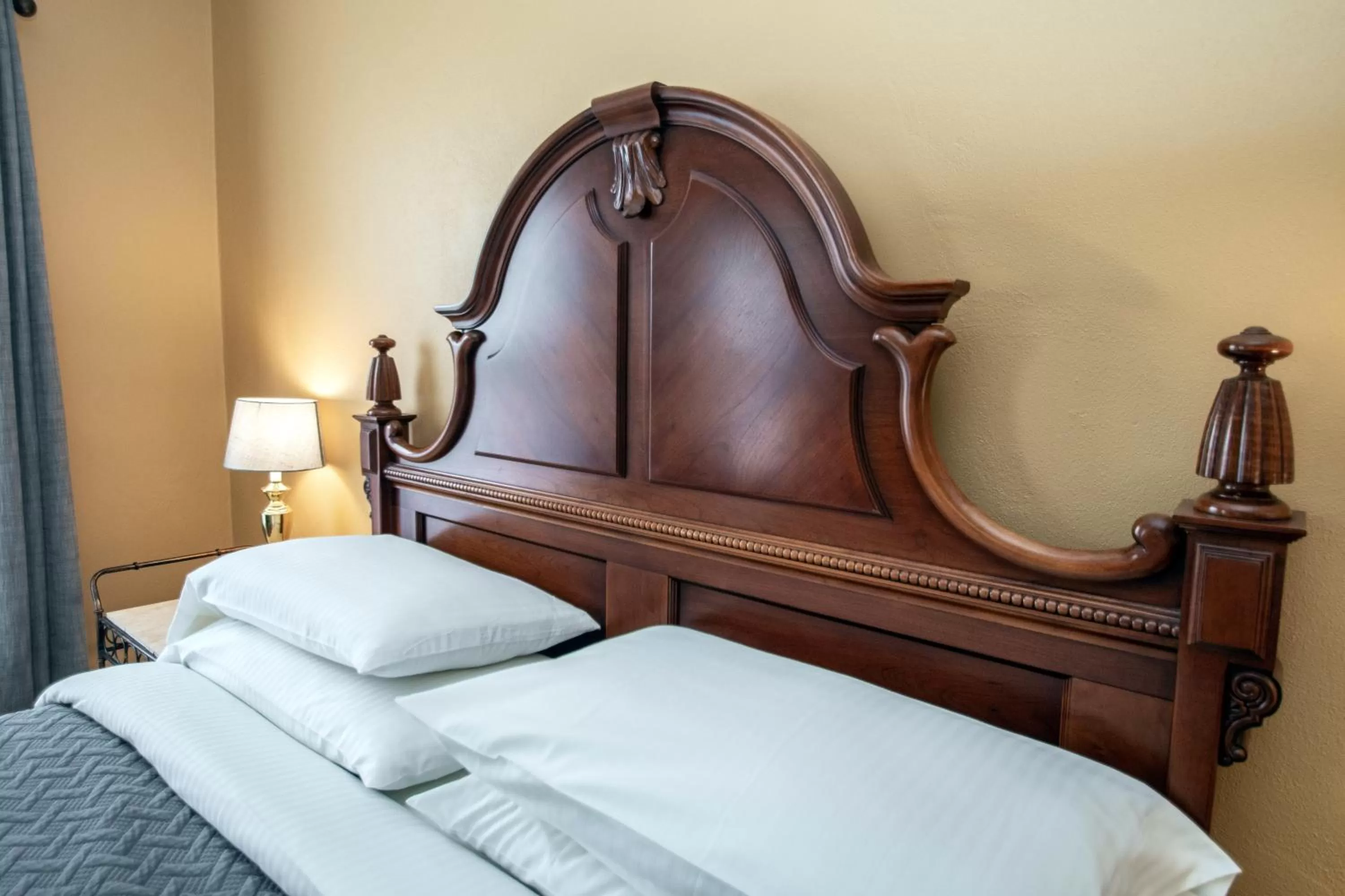 Bed, Seating Area in Looking Glass Inn
