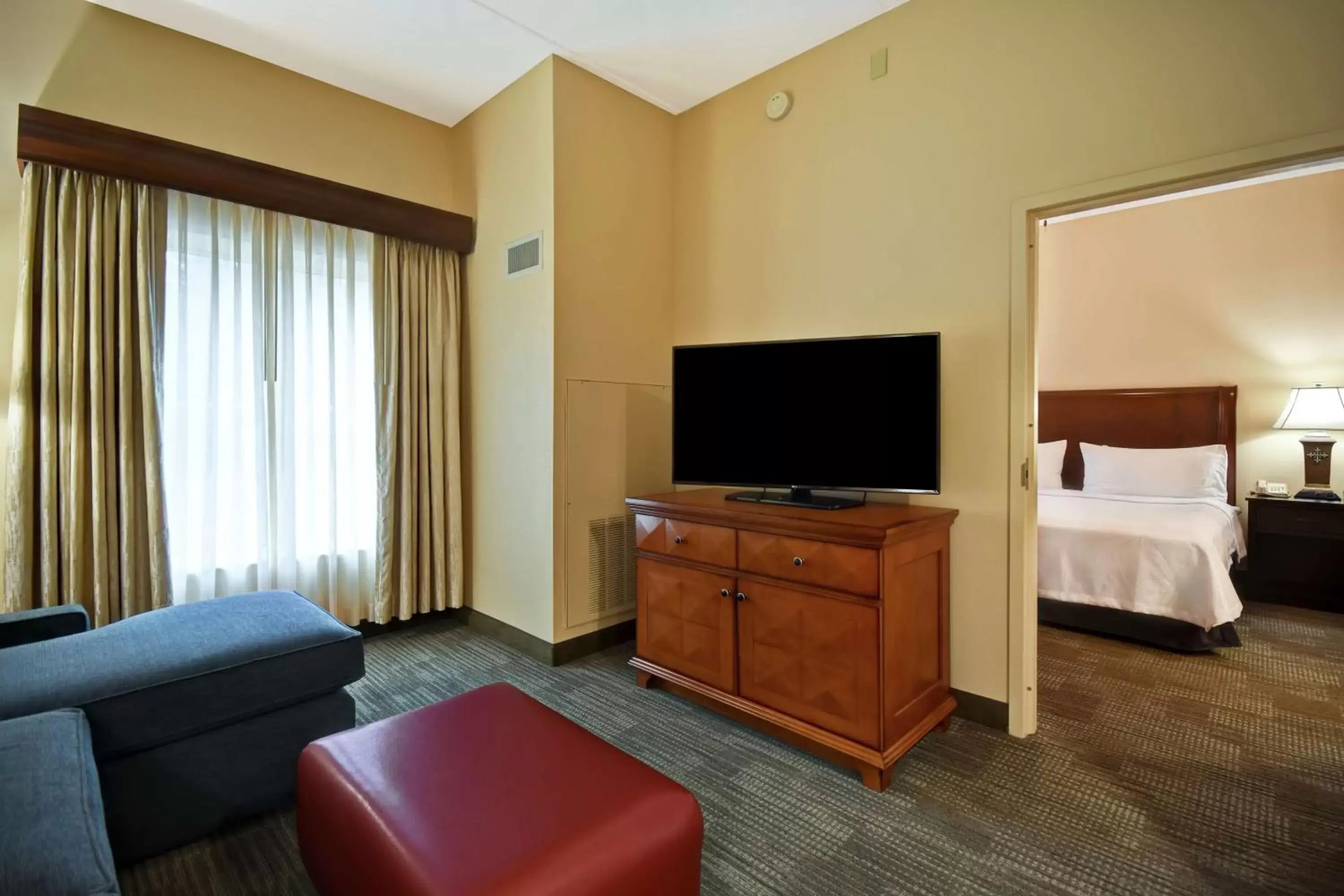 Living room, TV/Entertainment Center in Homewood Suites by Hilton Lancaster