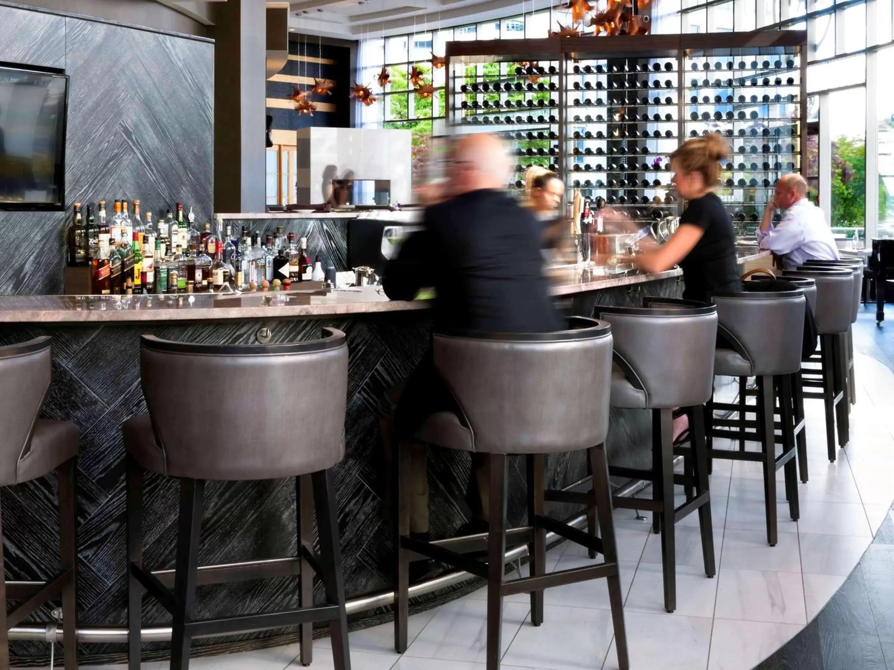 Restaurant/places to eat, Lounge/Bar in Fairmont Waterfront