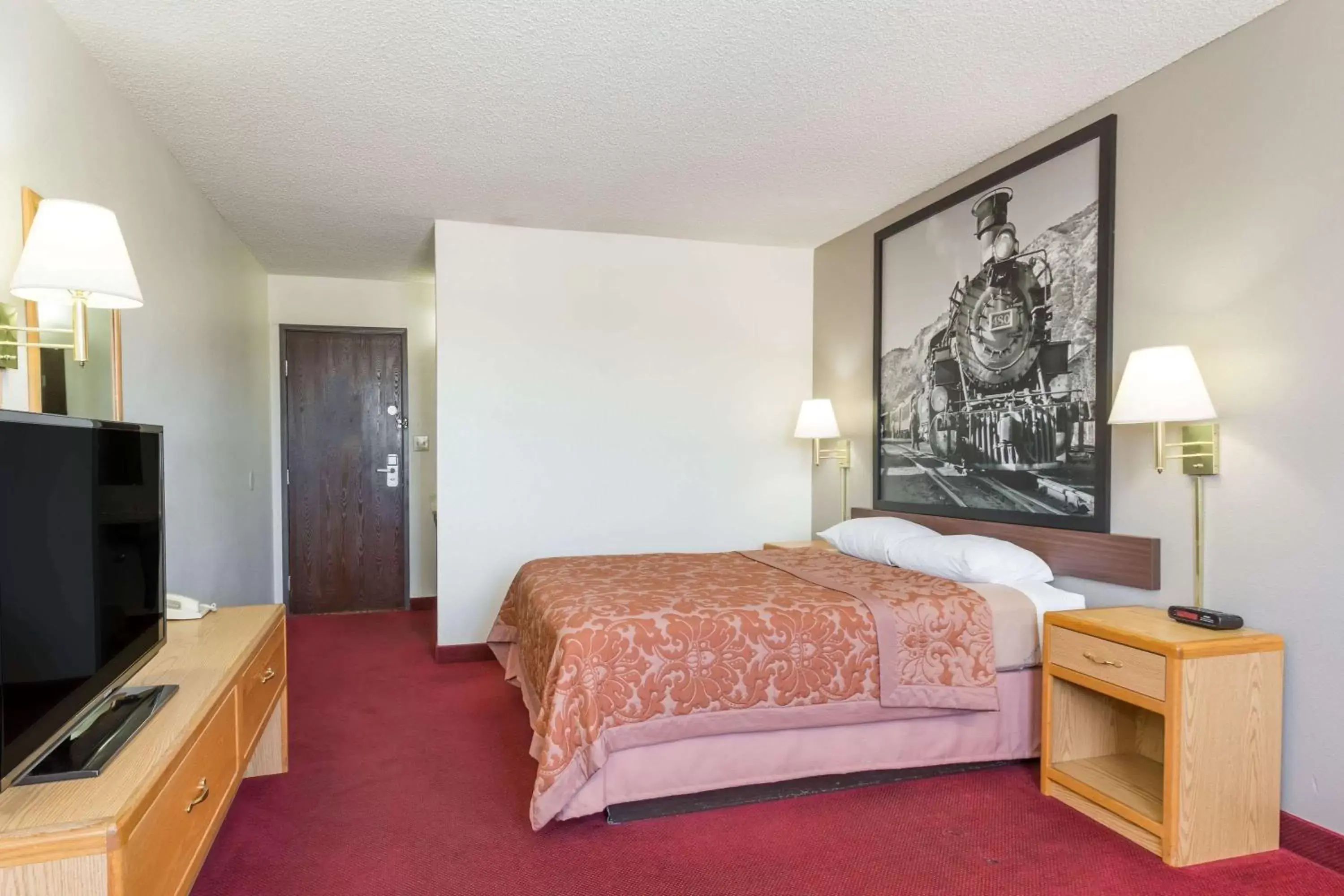 Photo of the whole room, Bed in Super 8 by Wyndham Grand Junction Colorado