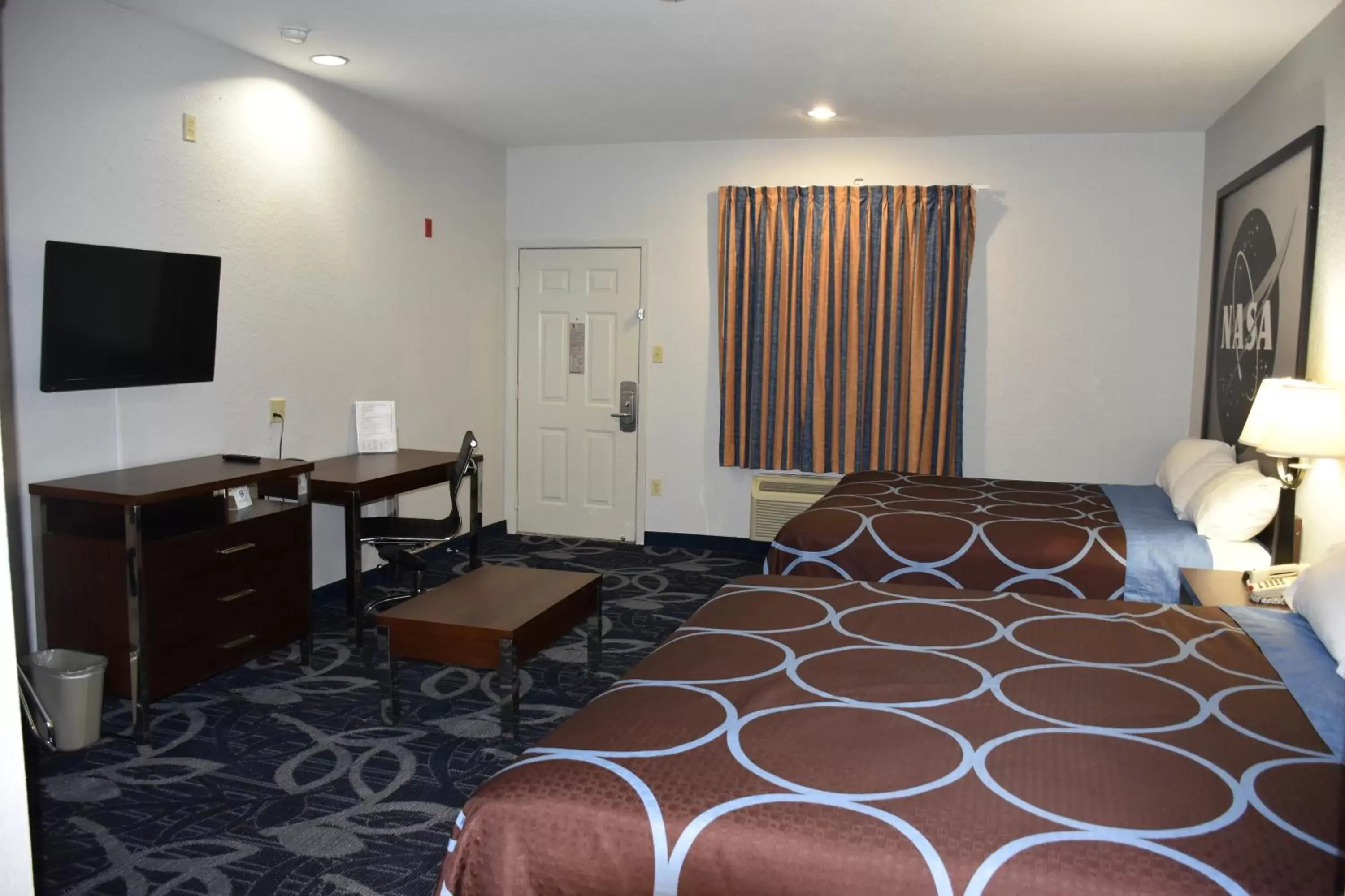 TV and multimedia, Bed in Super 8 by Wyndham Houston Hobby Airport South