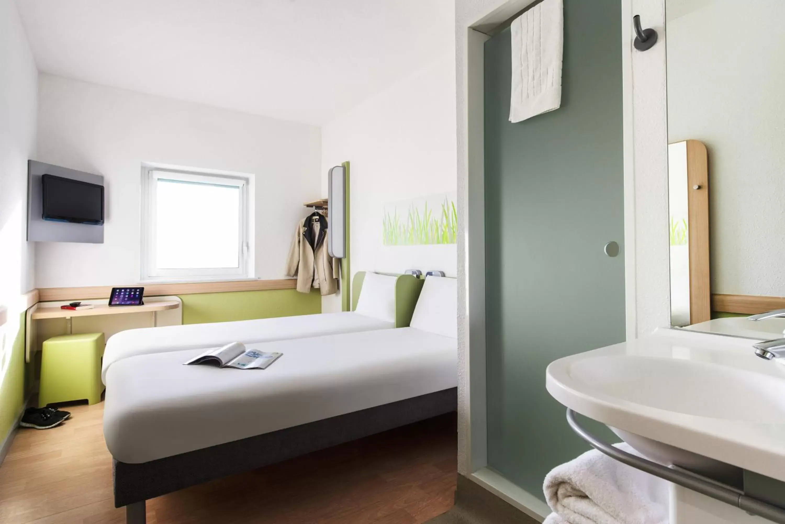 Bedroom, Bathroom in ibis budget Manchester Salford Quays