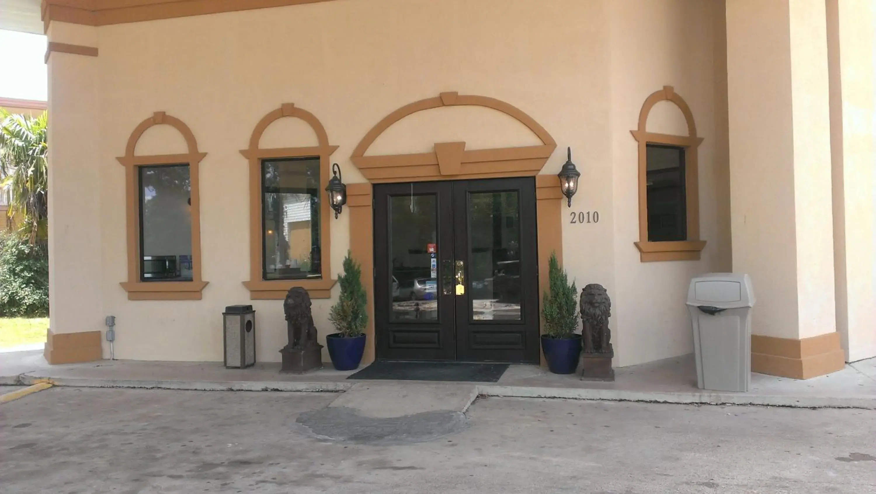 Facade/entrance in Calloway Inn and Suites