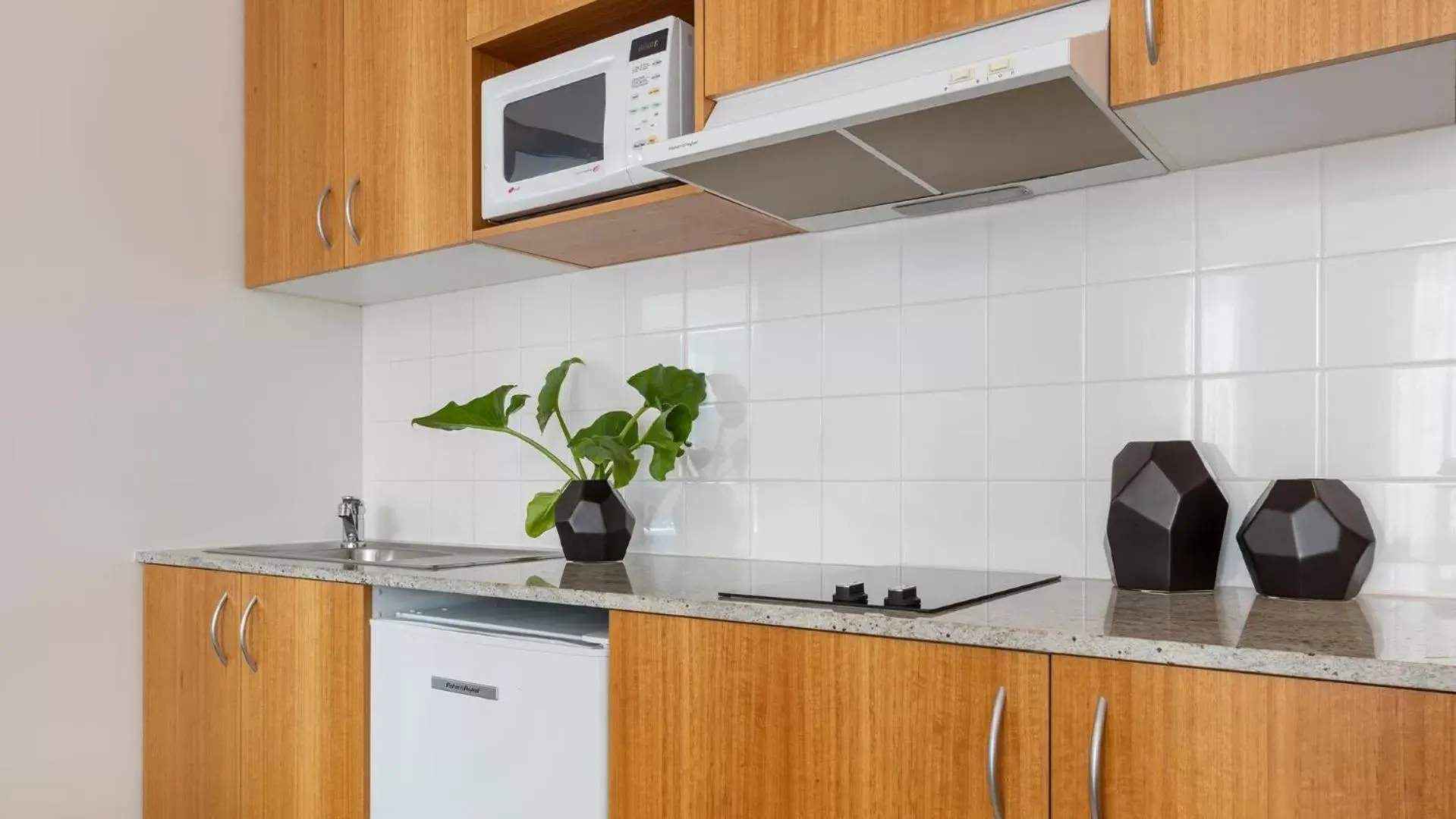 Kitchen or kitchenette, Kitchen/Kitchenette in Oaks Melbourne on Market Hotel