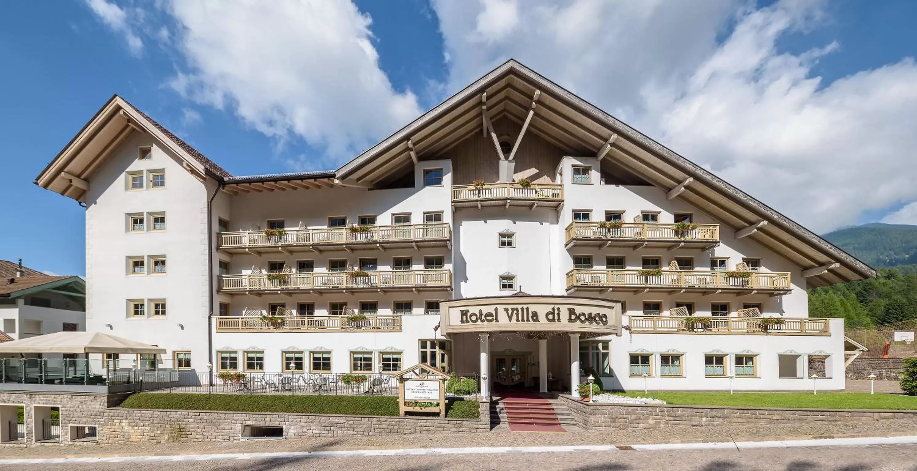 Facade/entrance, Property Building in Aparthotel Wellness Villa di Bosco