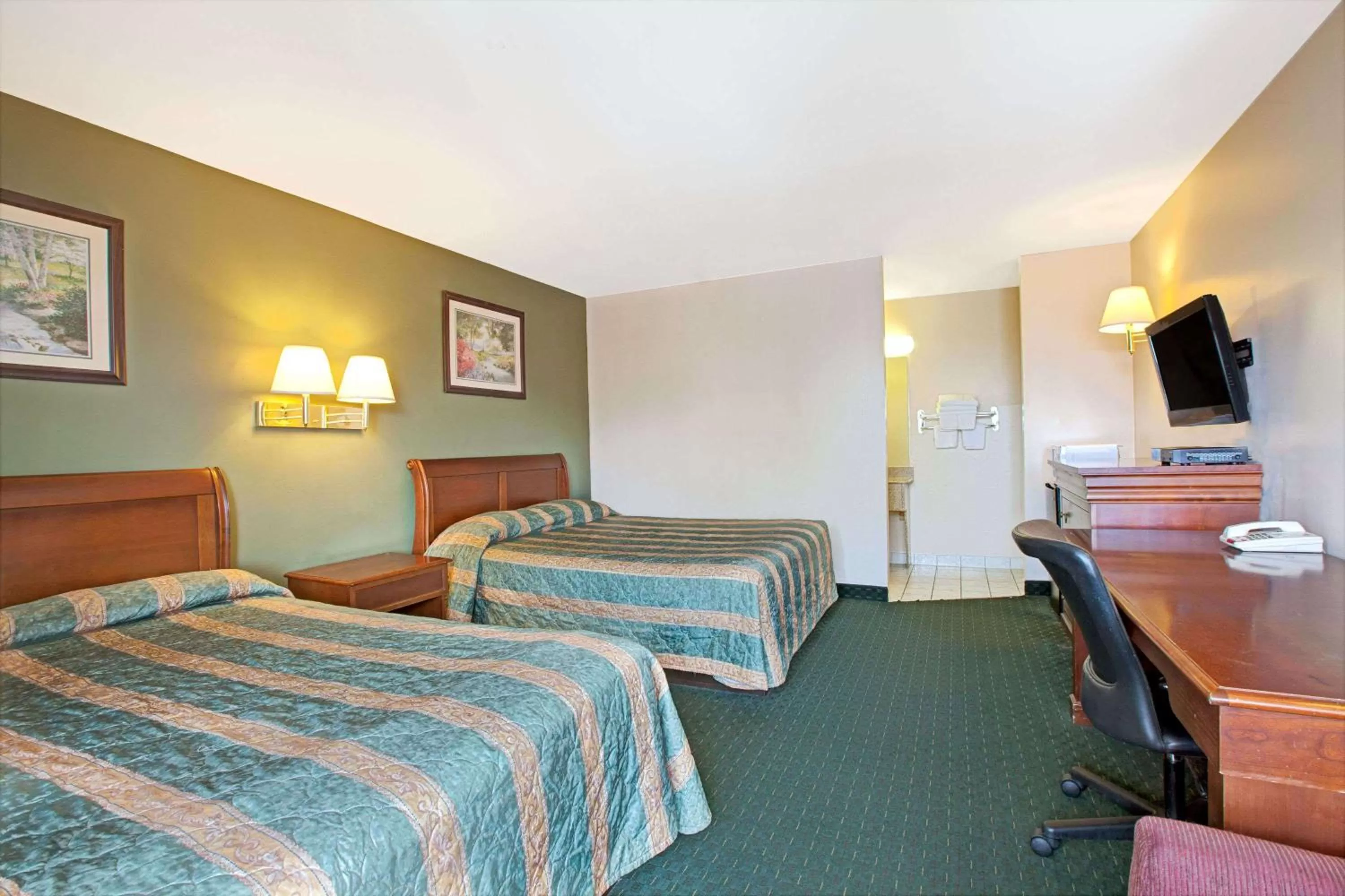 Photo of the whole room, Bed in Knights Inn South Hackensasck