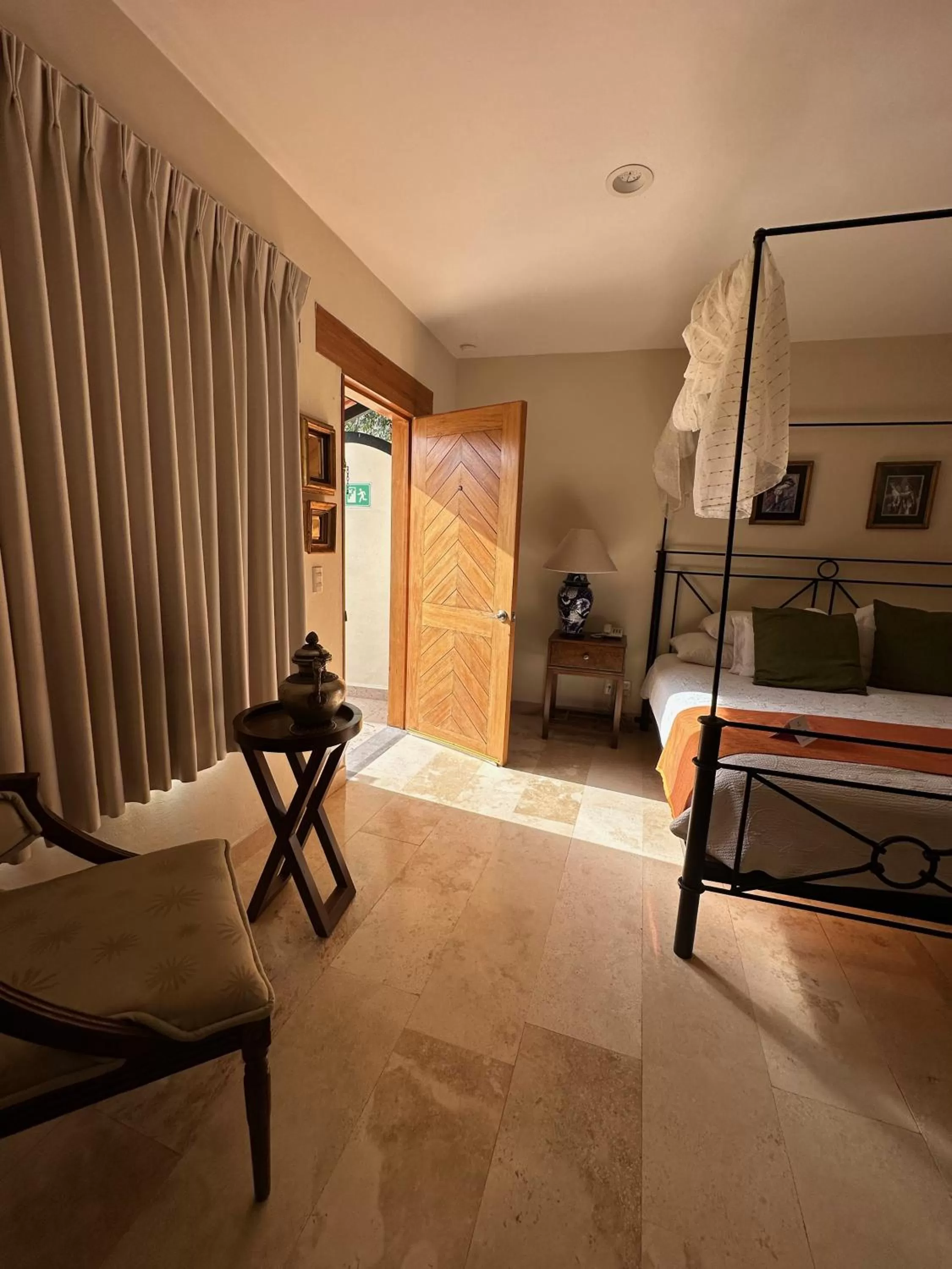 Bed in Hotel Lindo Ajijic Bed & Breakfast