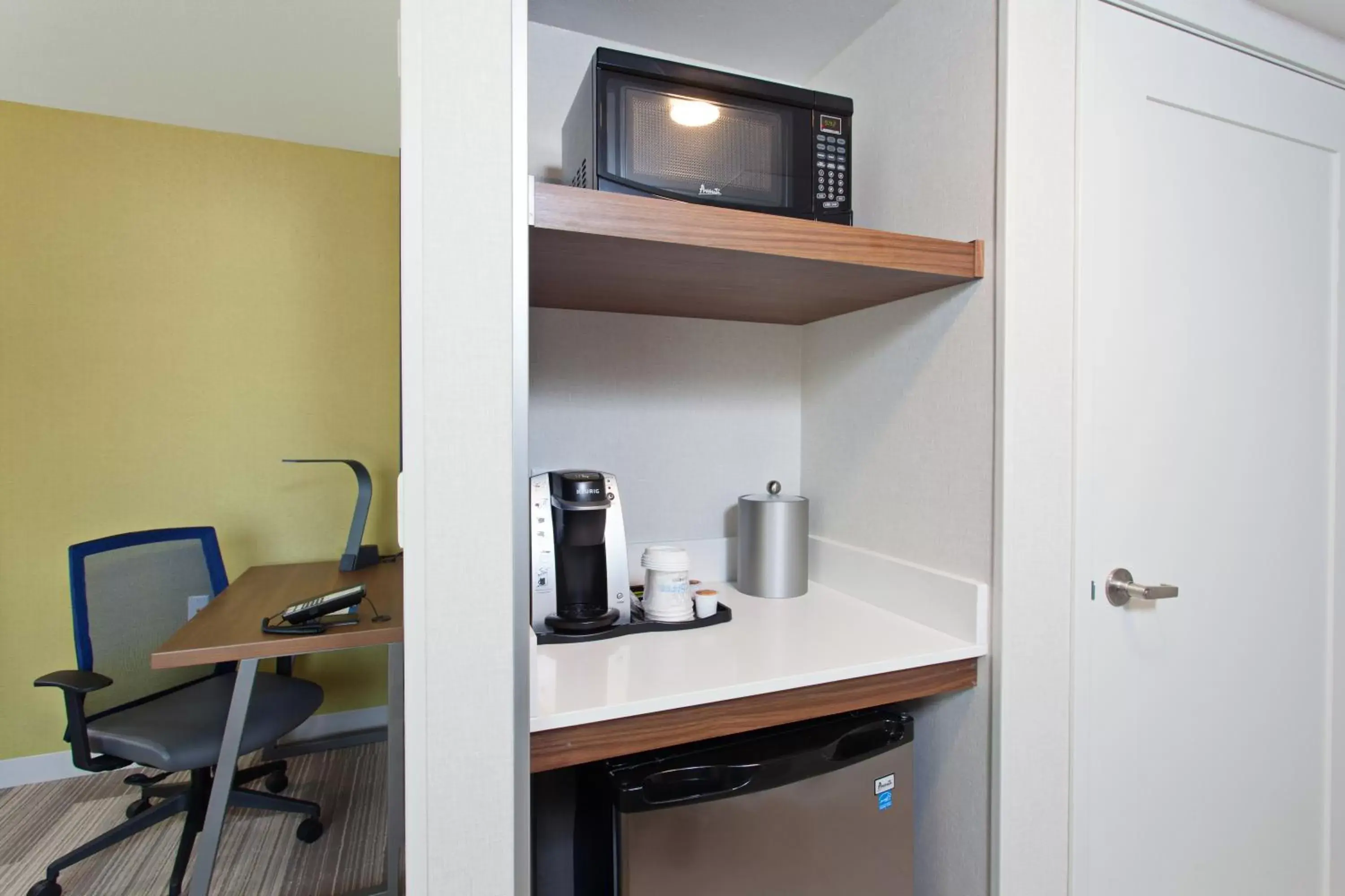 Coffee/tea facilities, Kitchen/Kitchenette in Holiday Inn Express Hotel & Suites Pasadena-Colorado Boulevard, an IHG Hotel